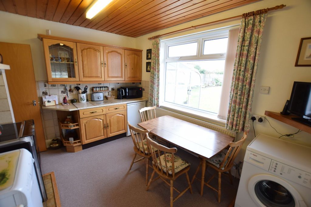 2 bedroom detached bungalow for sale, St. Johns Road, Clacton-On-Sea CO ...