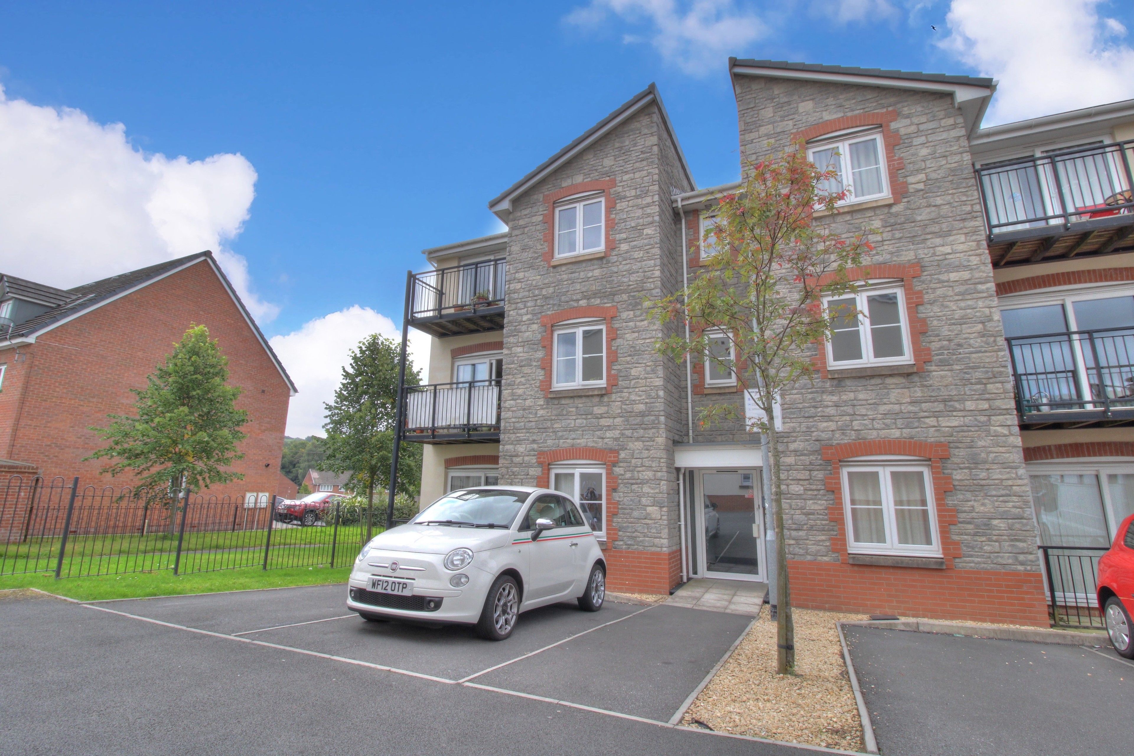 1 bedroom flat for sale, Heol Gruffydd, Rhydyfelin, Pontypridd CF, CF37 5PX