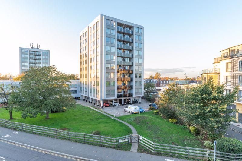 2 bedroom flat to rent, Wellington Close, WaltonOnThames, KT12 1BG