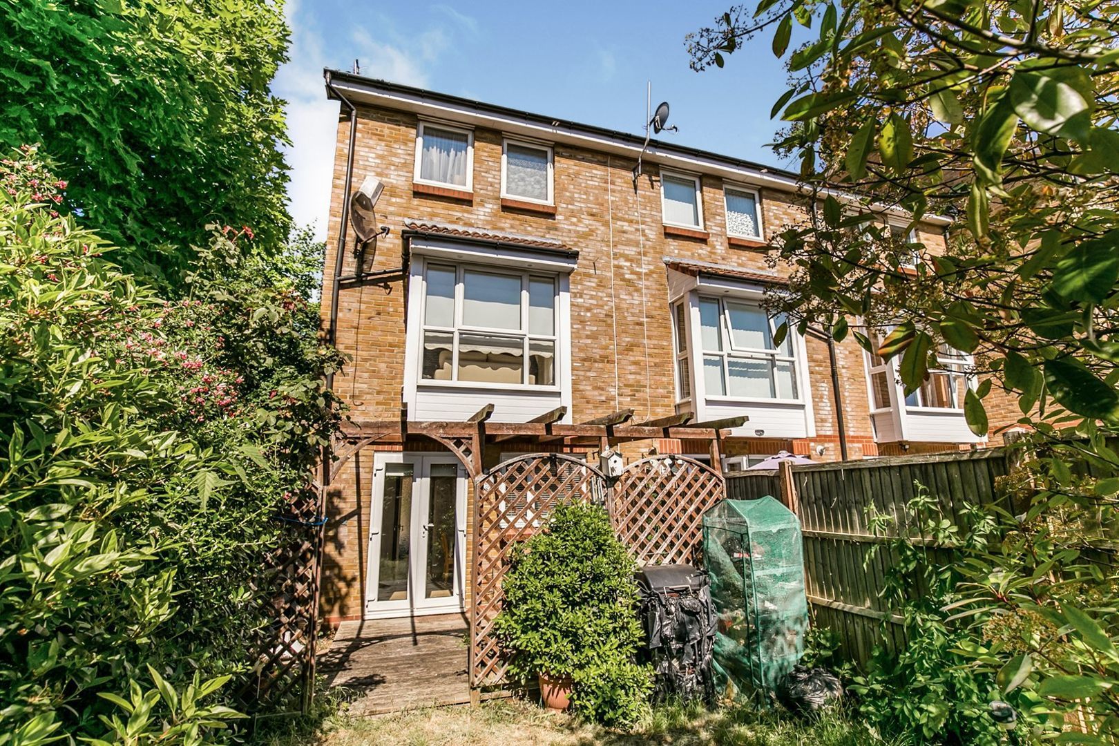 3 Bedroom End Of Terrace House For Sale, Farriers Road, Epsom KT, KT17 1LP