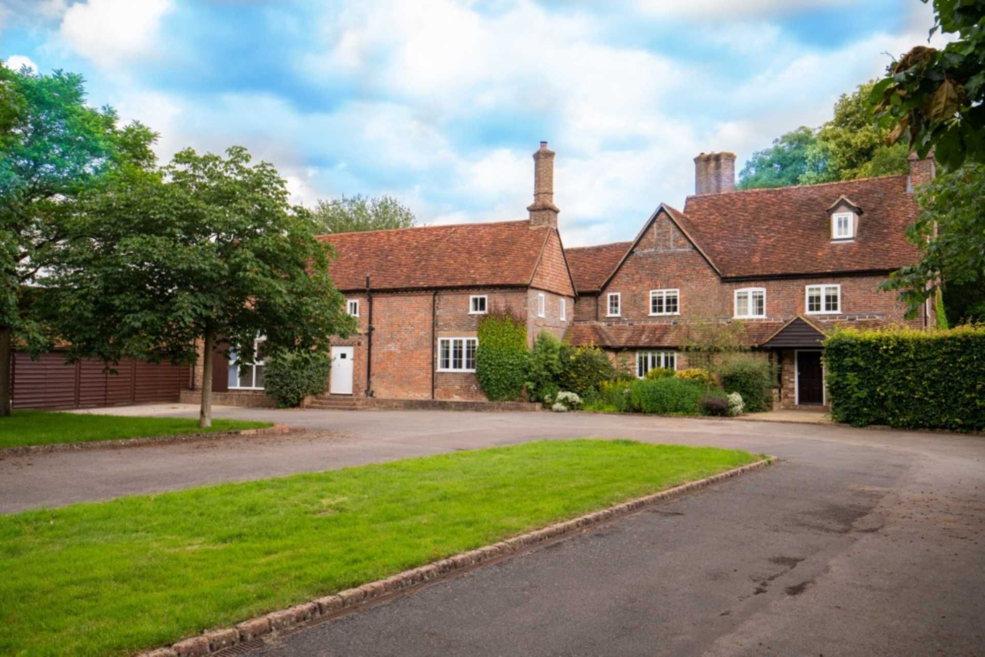 6 bedroom detached house to rent, Manor Farm, Church Road, Studham