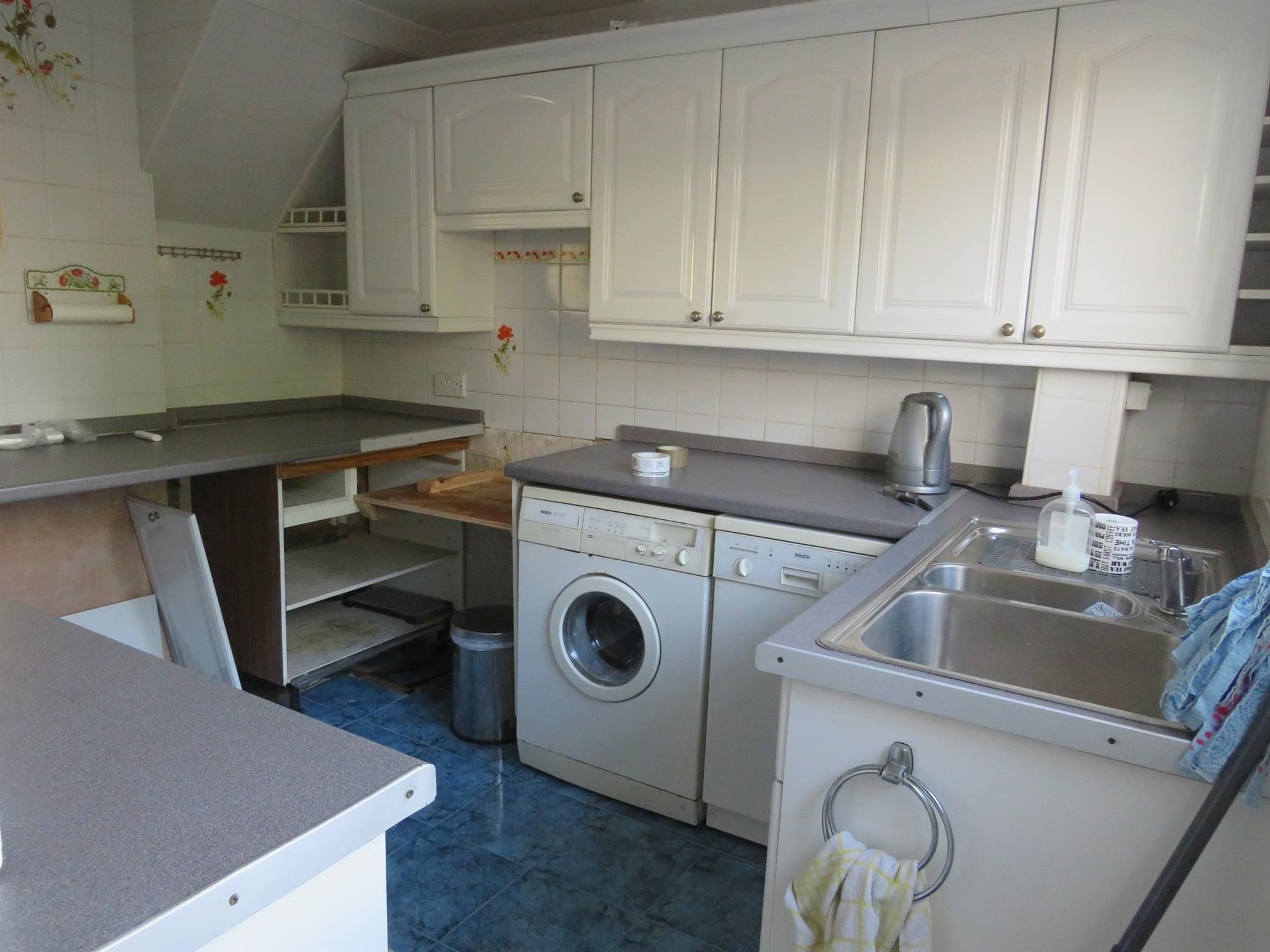 3 bedroom terraced house for sale, Kimble Drive, Bedford, MK41 9SX