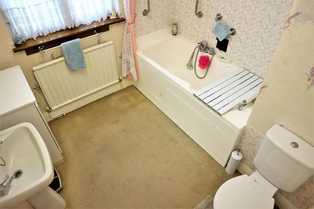 3 bedroom semidetached house for sale, Pinnacle Hill, Bexleyheath, DA7 6AG