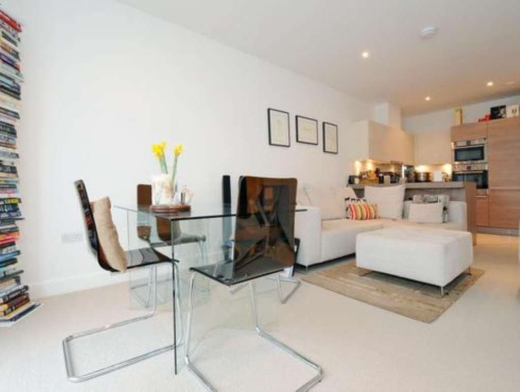 3 bedroom apartment to rent, Bromyard Avenue, London, W3 7BU
