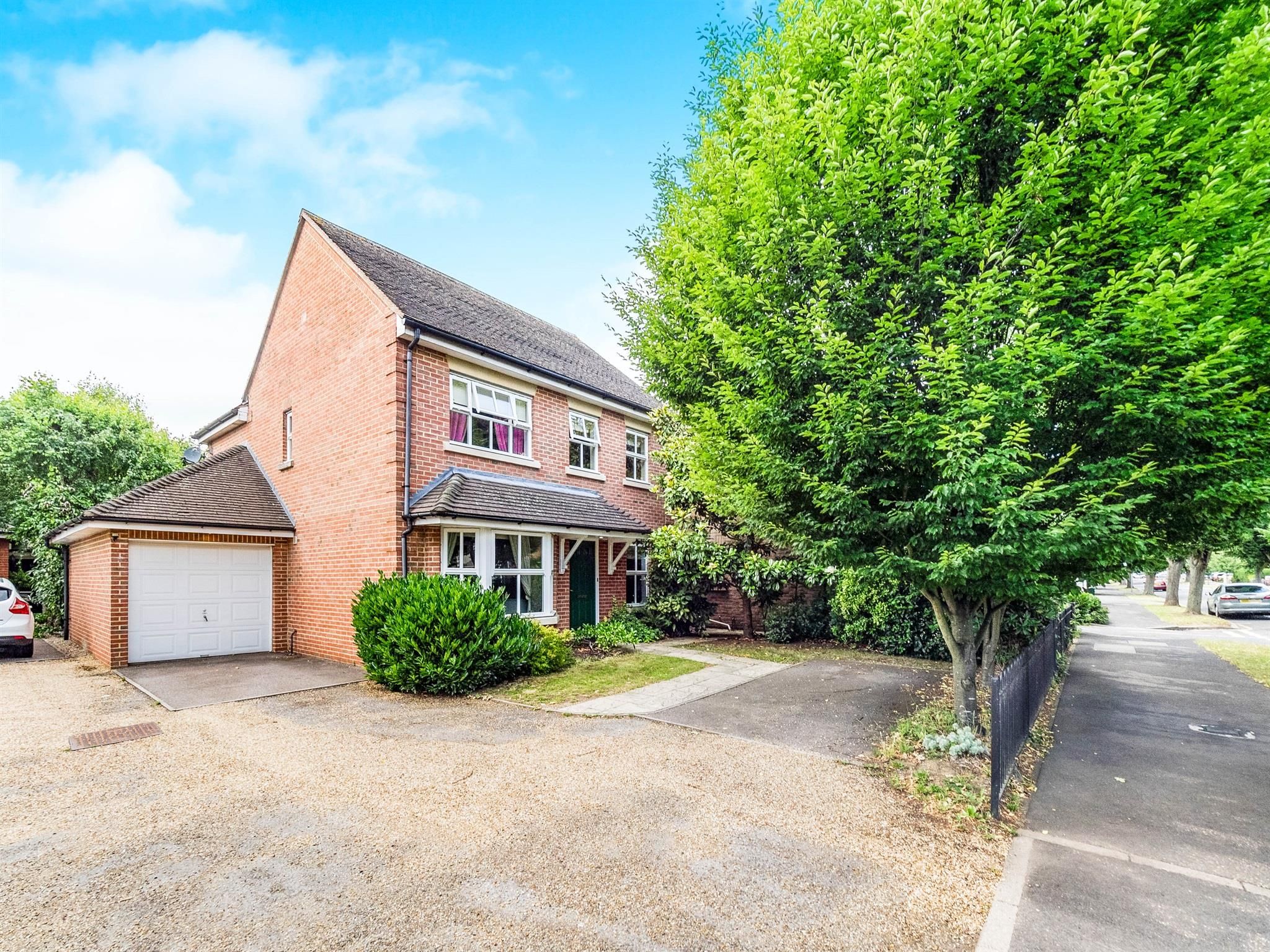 4 bedroom detached house for sale, Avenue Road, Romford, RM3 0SS