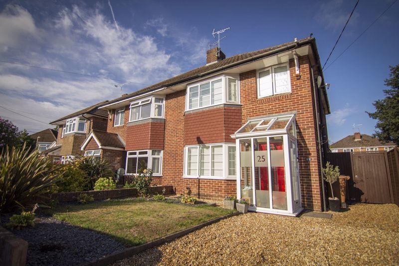 3 bedroom semidetached house for sale, Tadfield Crescent, Romsey, SO51 5AN