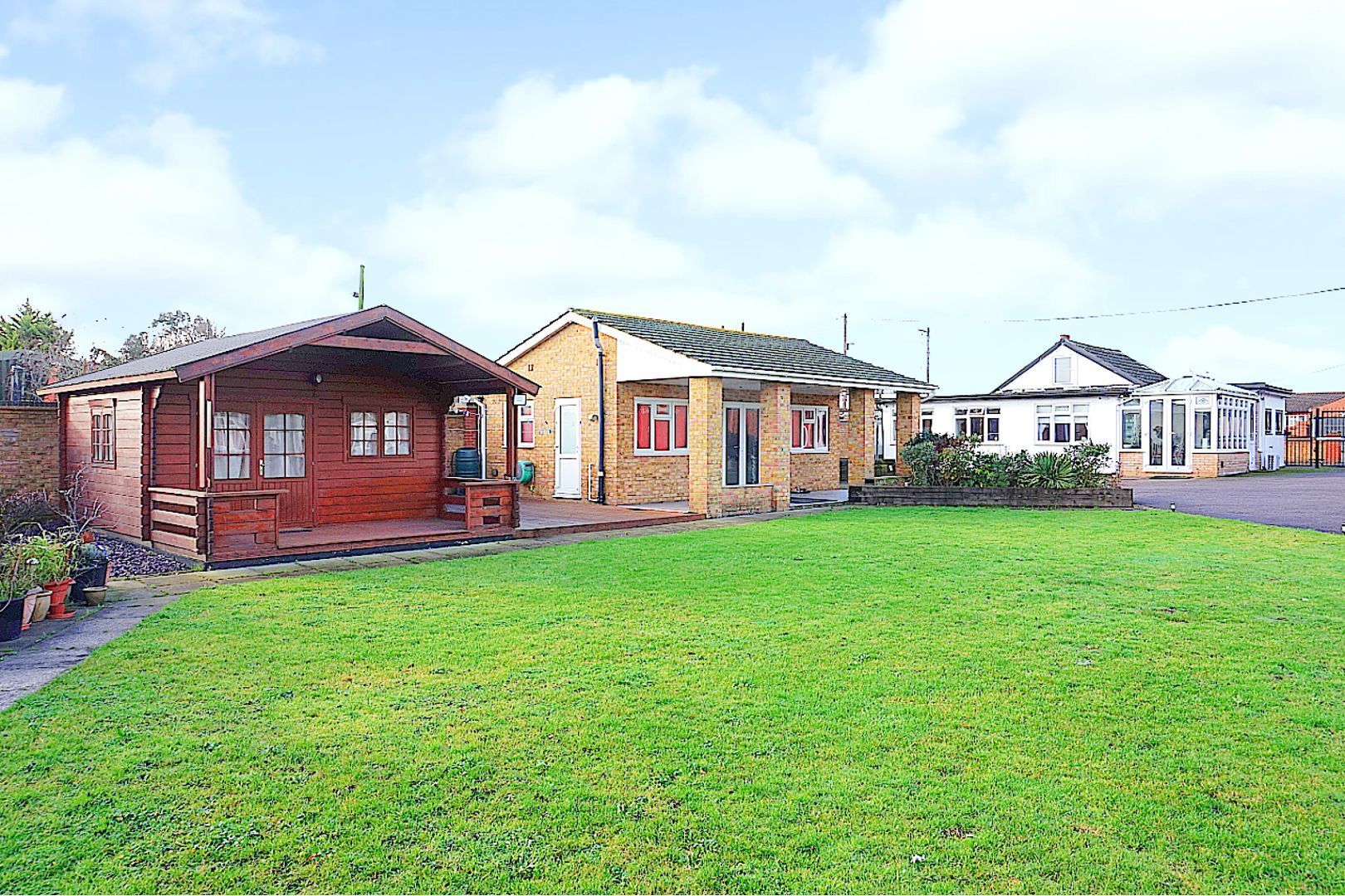 3 bedroom detached bungalow for sale, Honiley Avenue, Wickford SS, SS12