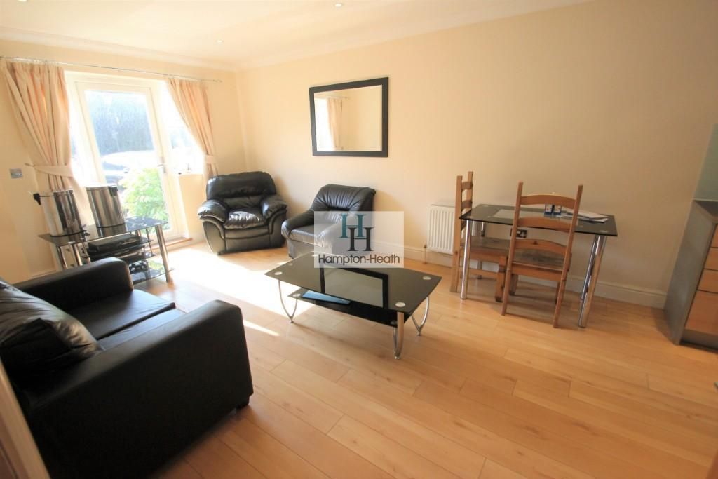 2 bedroom apartment to rent, Albany Place, Egham, TW20 9GP
