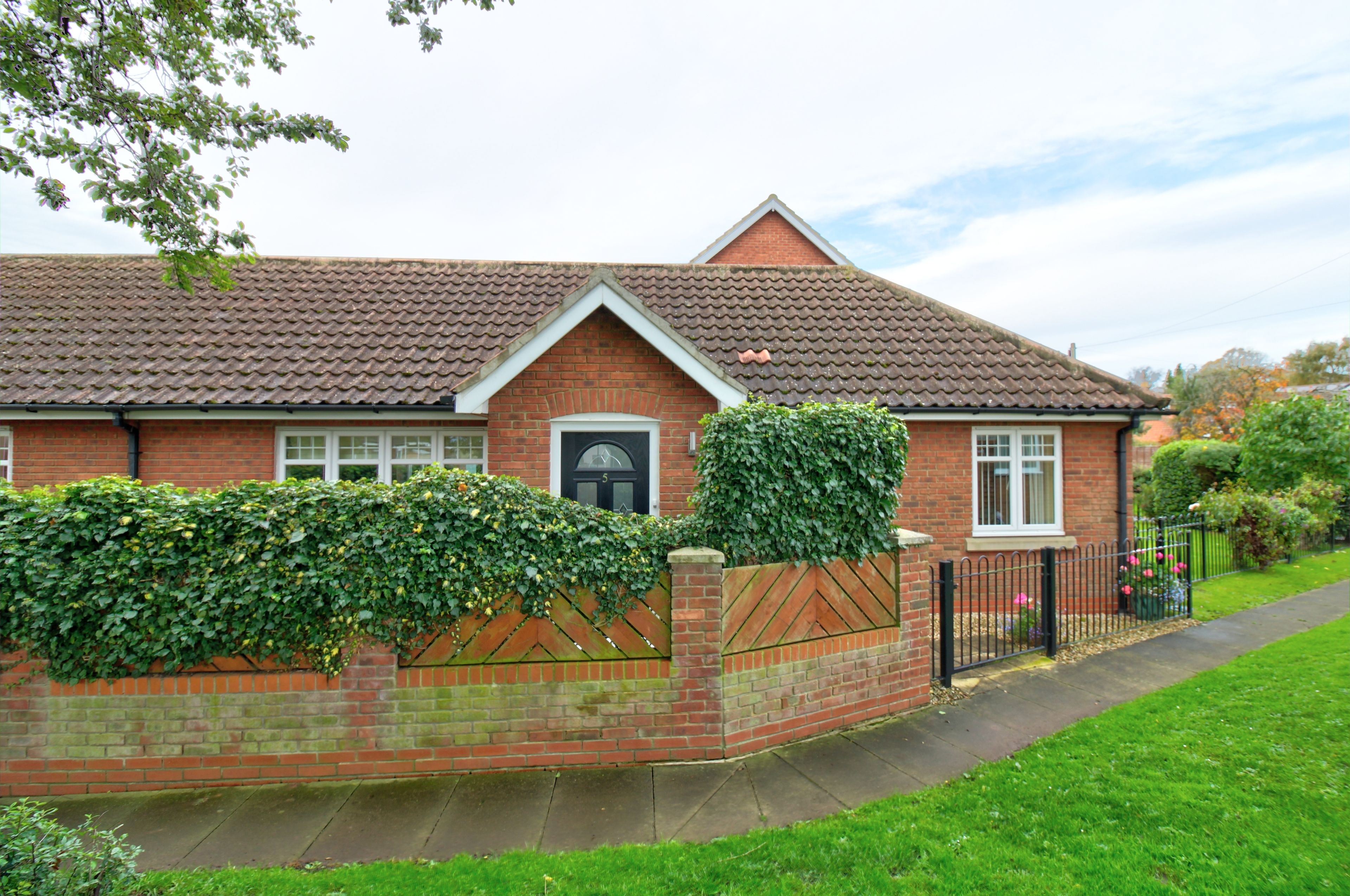 2 bedroom terraced bungalow for sale, Manor Garth, Seamer