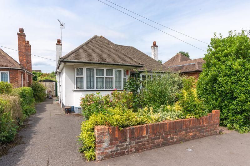 2 bedroom detached bungalow for sale, Crofton Avenue, Waltononthames
