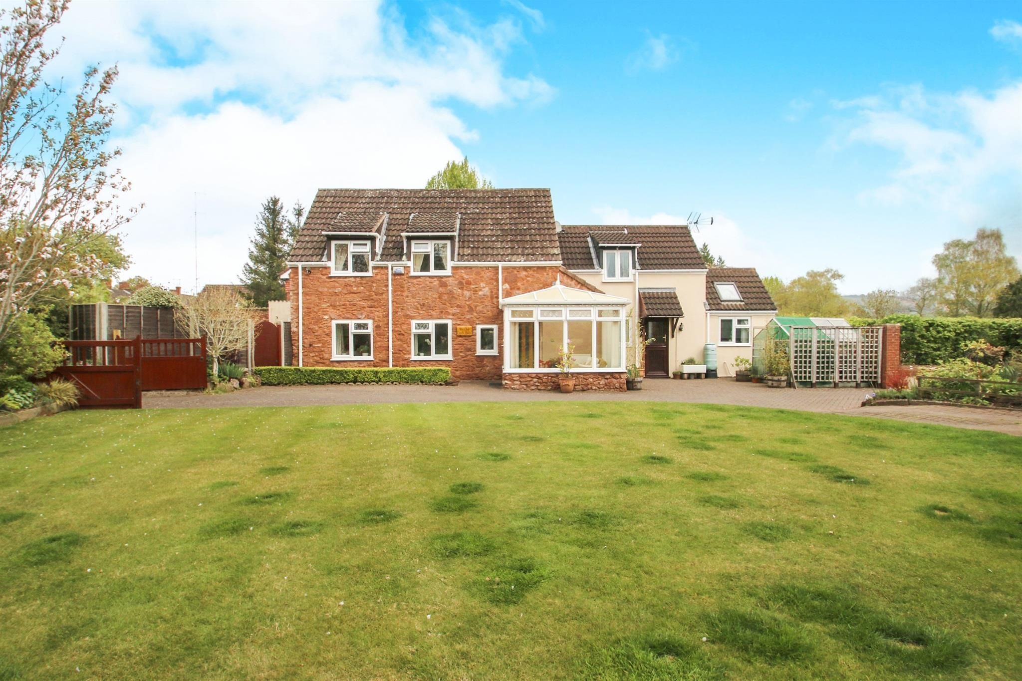 3 bedroom detached house for sale, The Old Coach House, Mount Street
