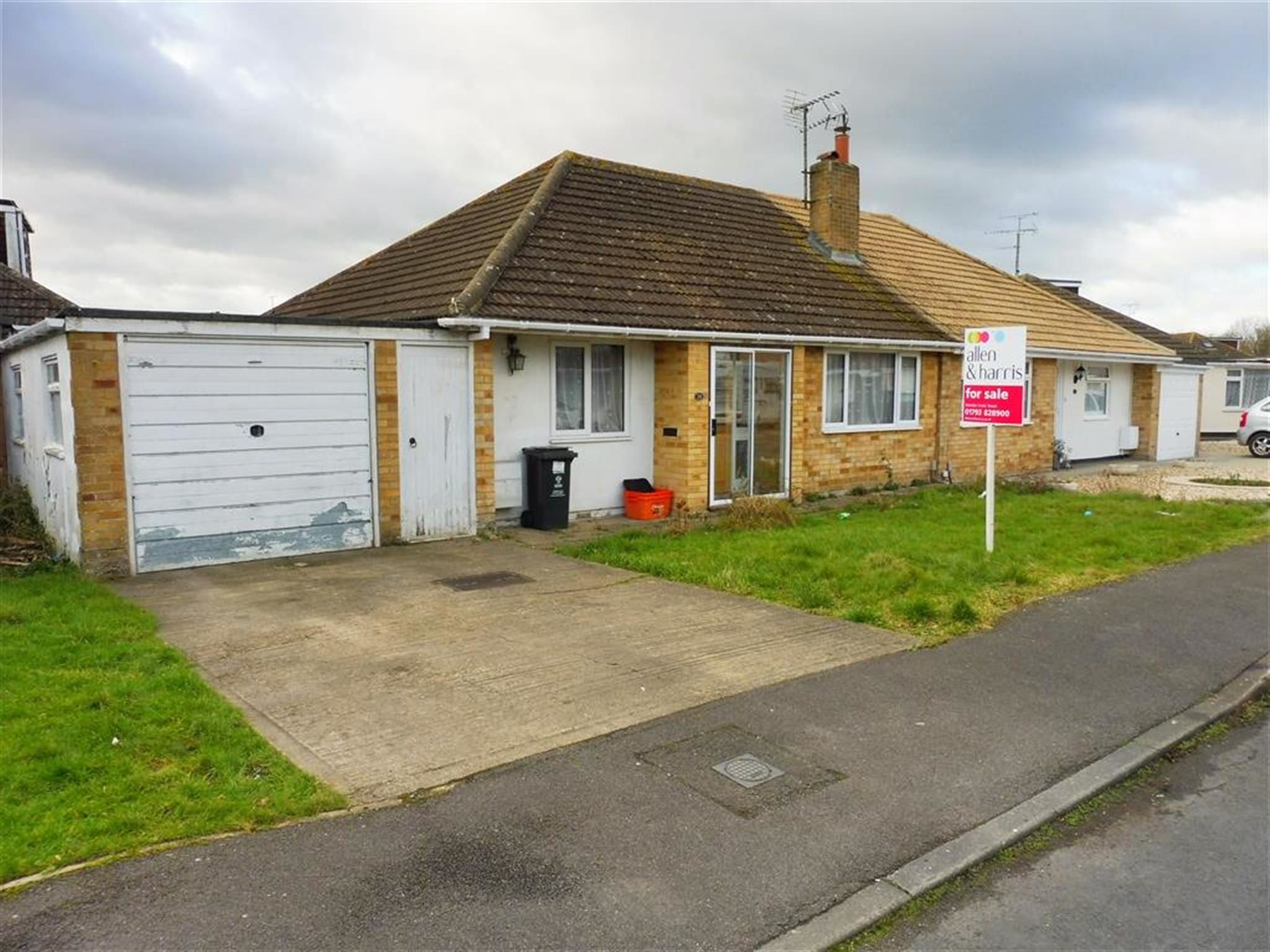 2 bedroom semidetached bungalow for sale, Blake Crescent, Swindon, SN3 4LR