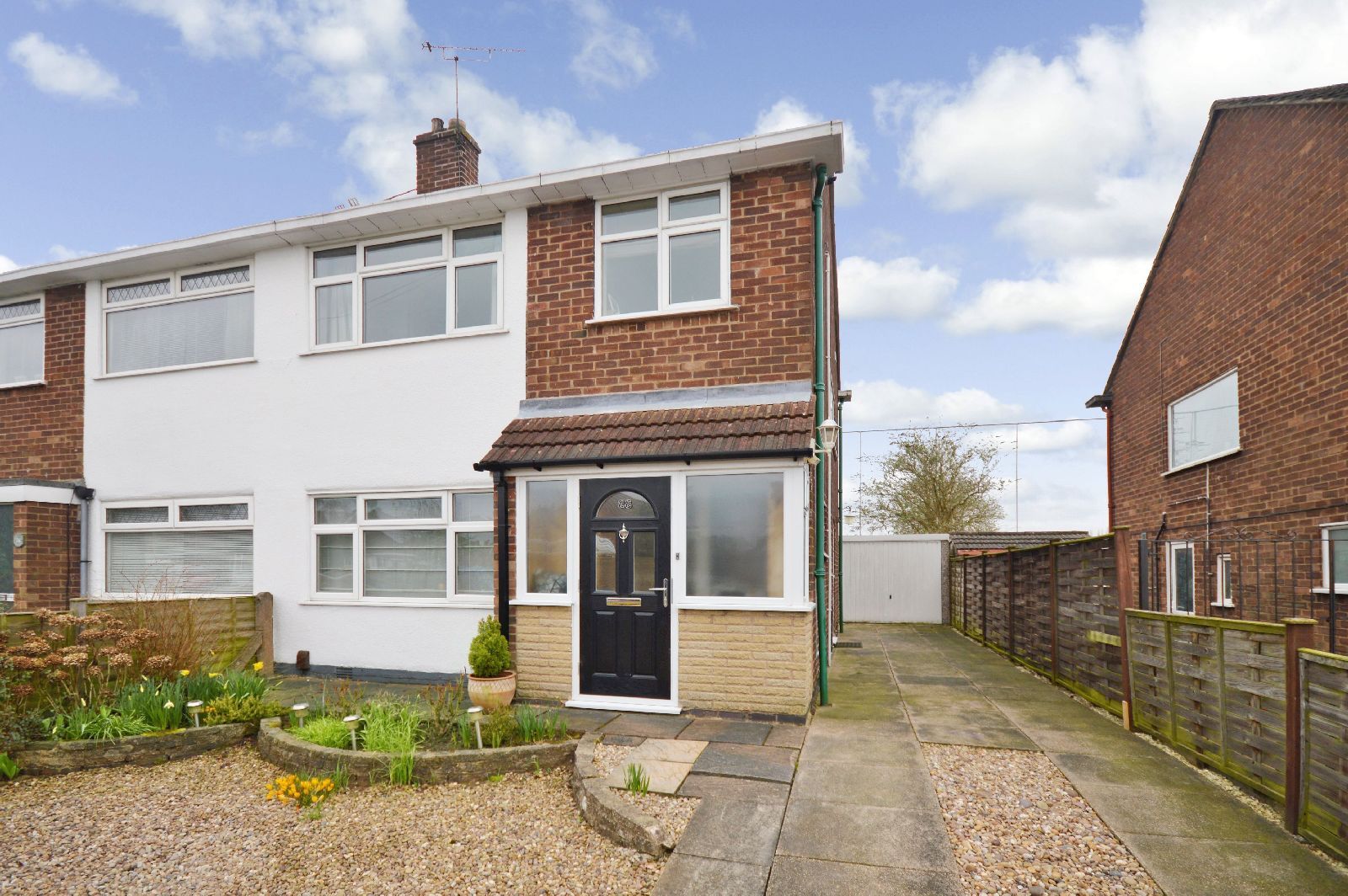 3 bedroom semidetached house to rent, Cheshire Gardens, Aylestone