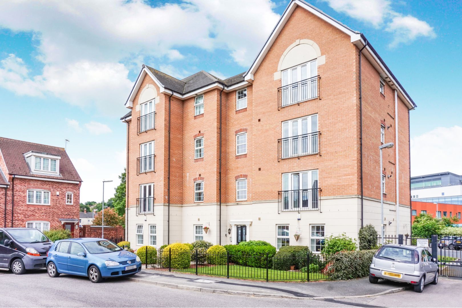 2 bedroom flat for sale, Priory Chase, Pontefract WF, WF8 1TJ