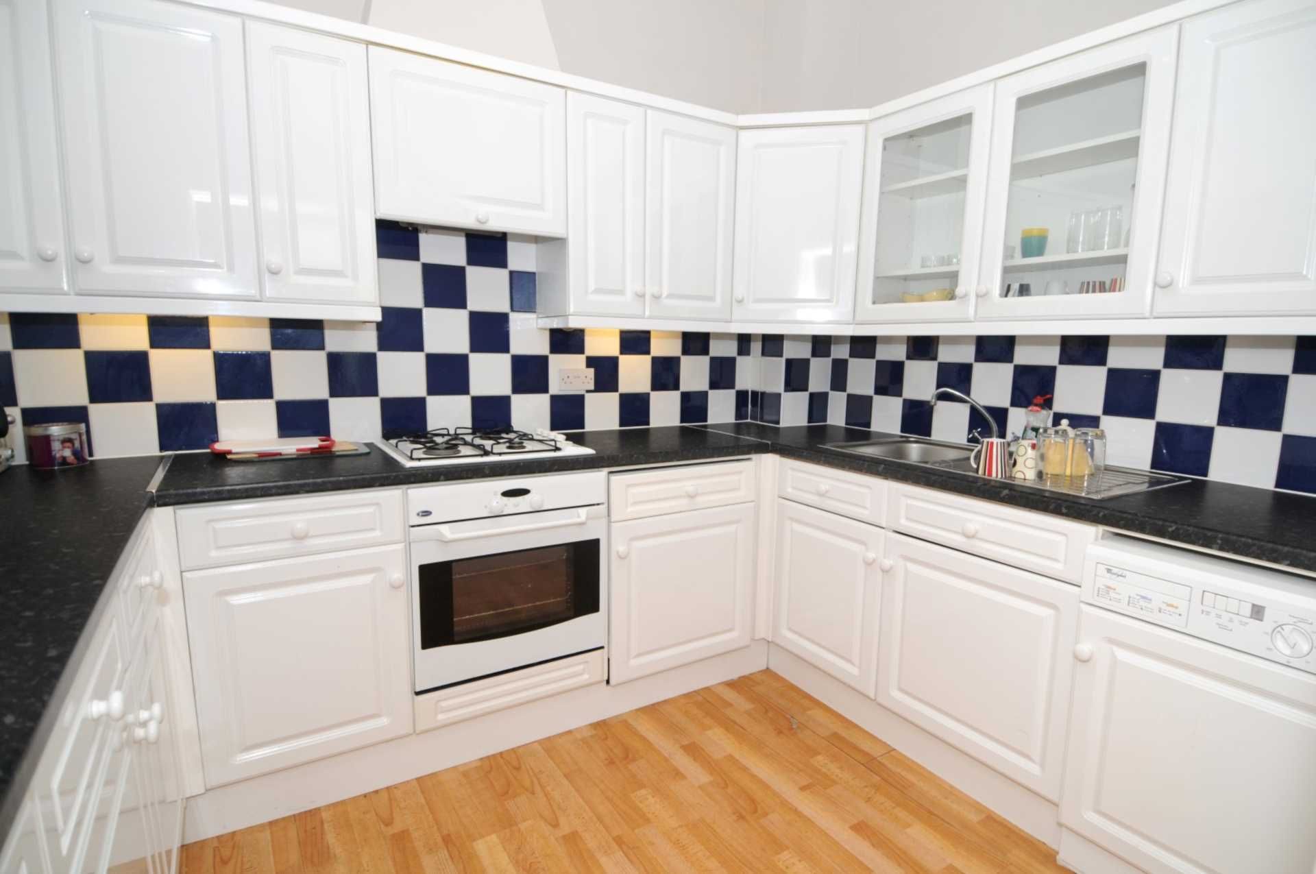 2 bedroom terraced house to rent, West Street, Southgate, Crawley, RH11 8AN