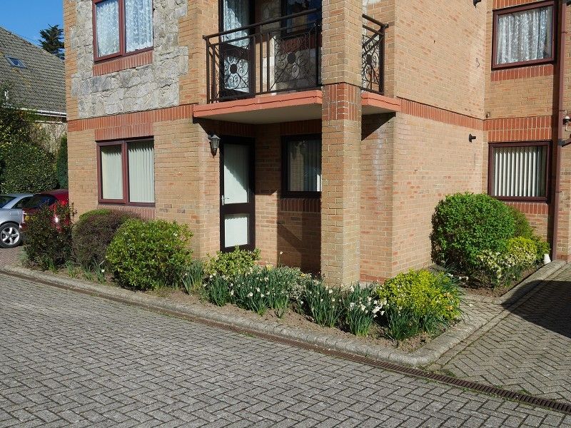 2 bedroom ground floor flat to rent, Amberley Court, Victoria Avenue