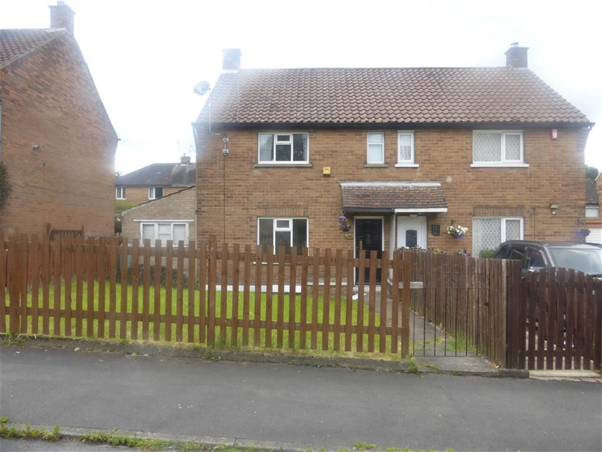 2 bedroom semidetached house to rent, Harrogate Road, Bradford, BD10 0QQ