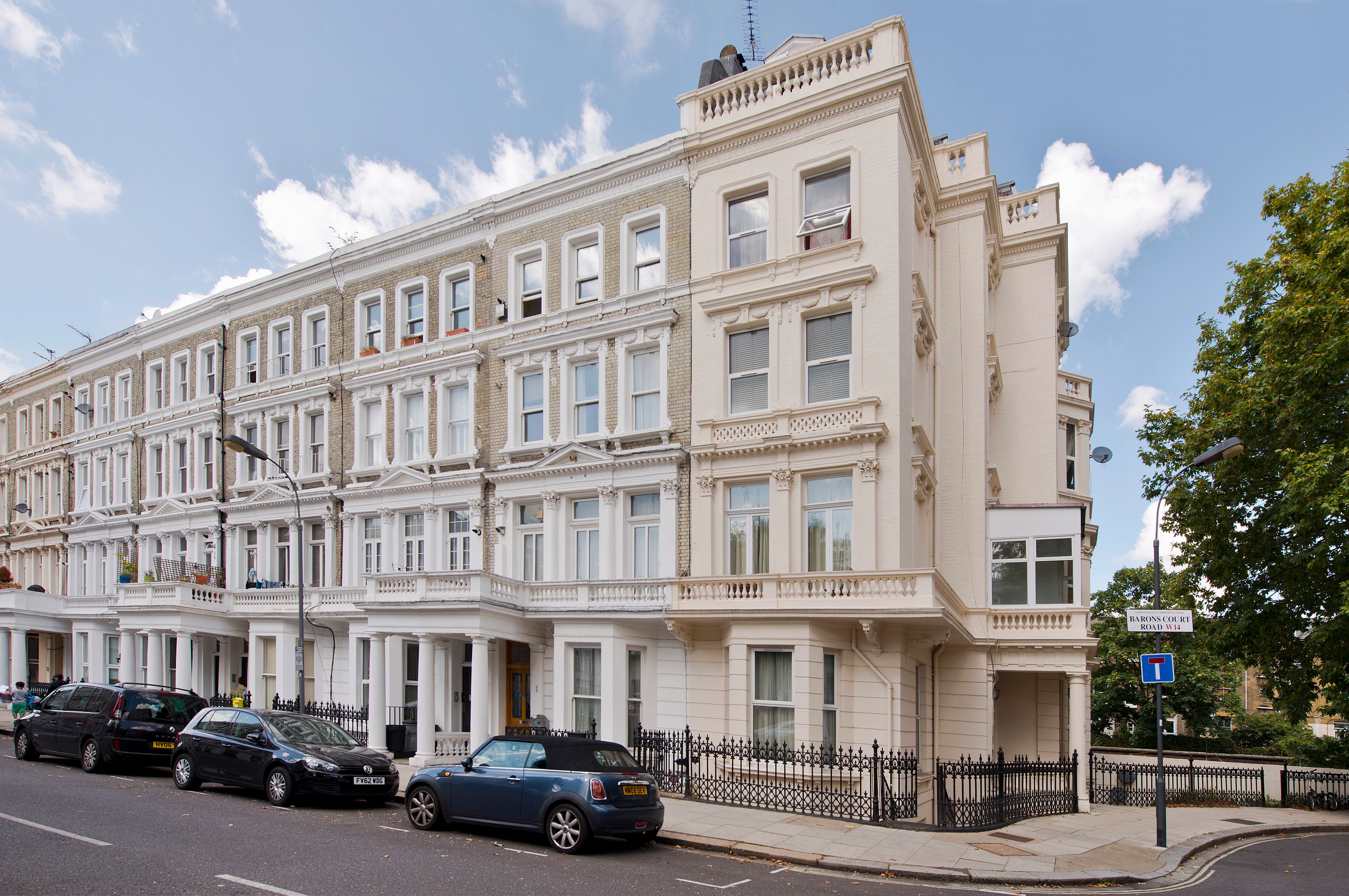 Flat to rent, Barons Court Road, London, W14 9DT