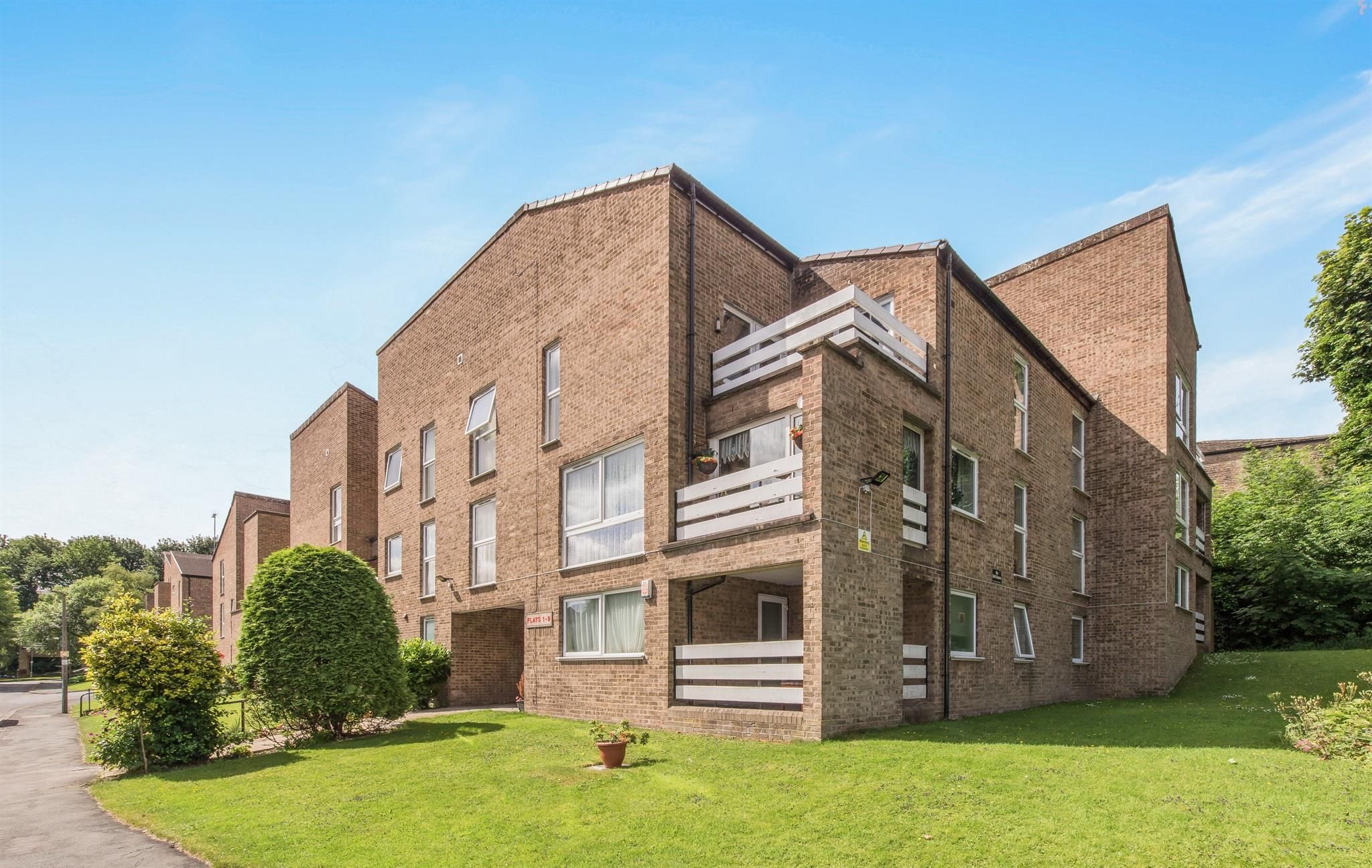 2 bedroom flat for sale, Frizley Gardens, Bradford, BD9 4LY