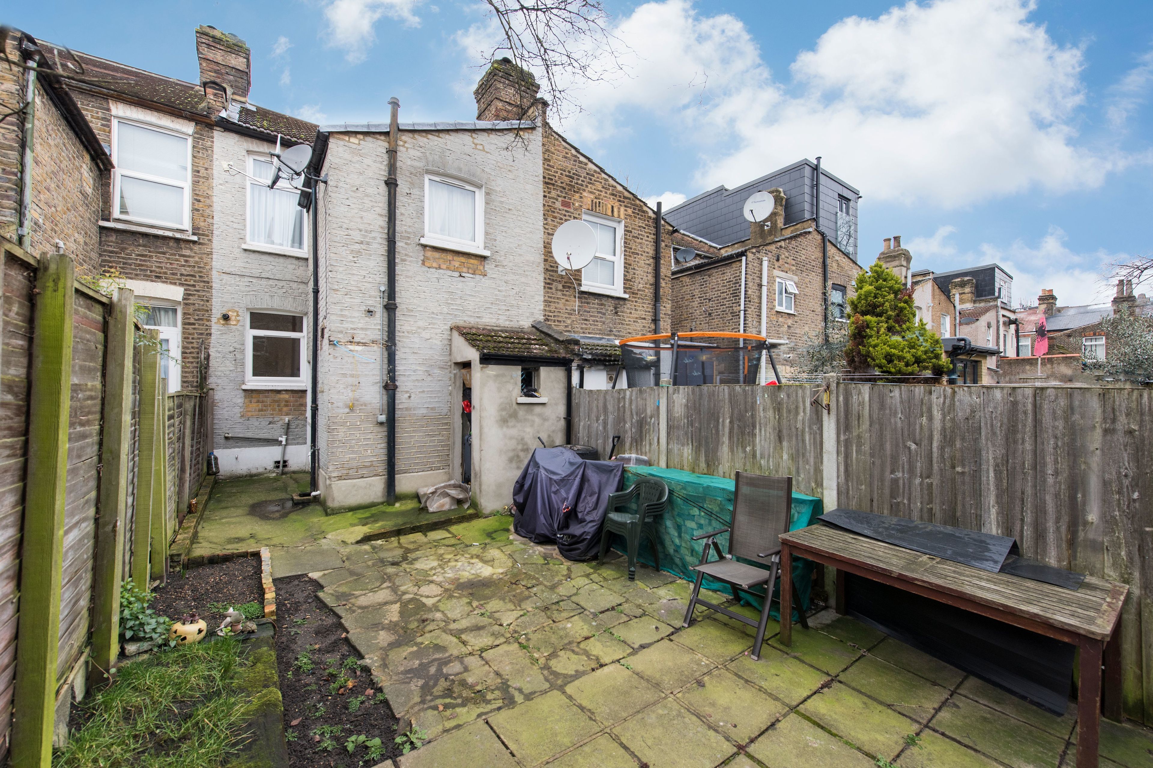 3 bedroom terraced house to rent, Harcourt Road, Stratford E, London