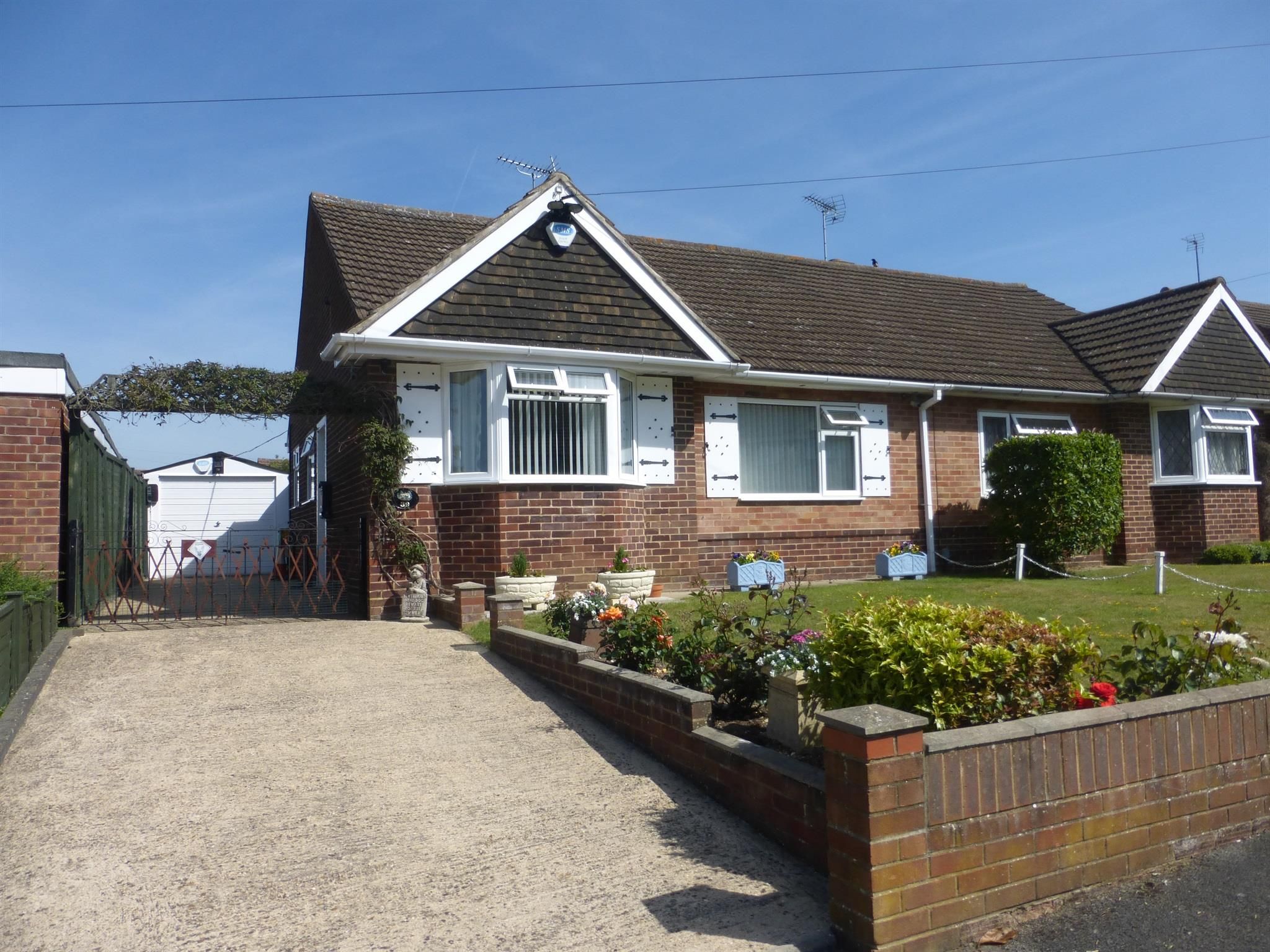 2 bedroom semidetached bungalow for sale, Winton Road, Reading, RG2 8HJ