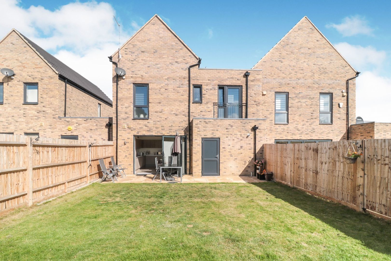 4 bedroom semidetached house for sale, Markwick Avenue, Cheshunt