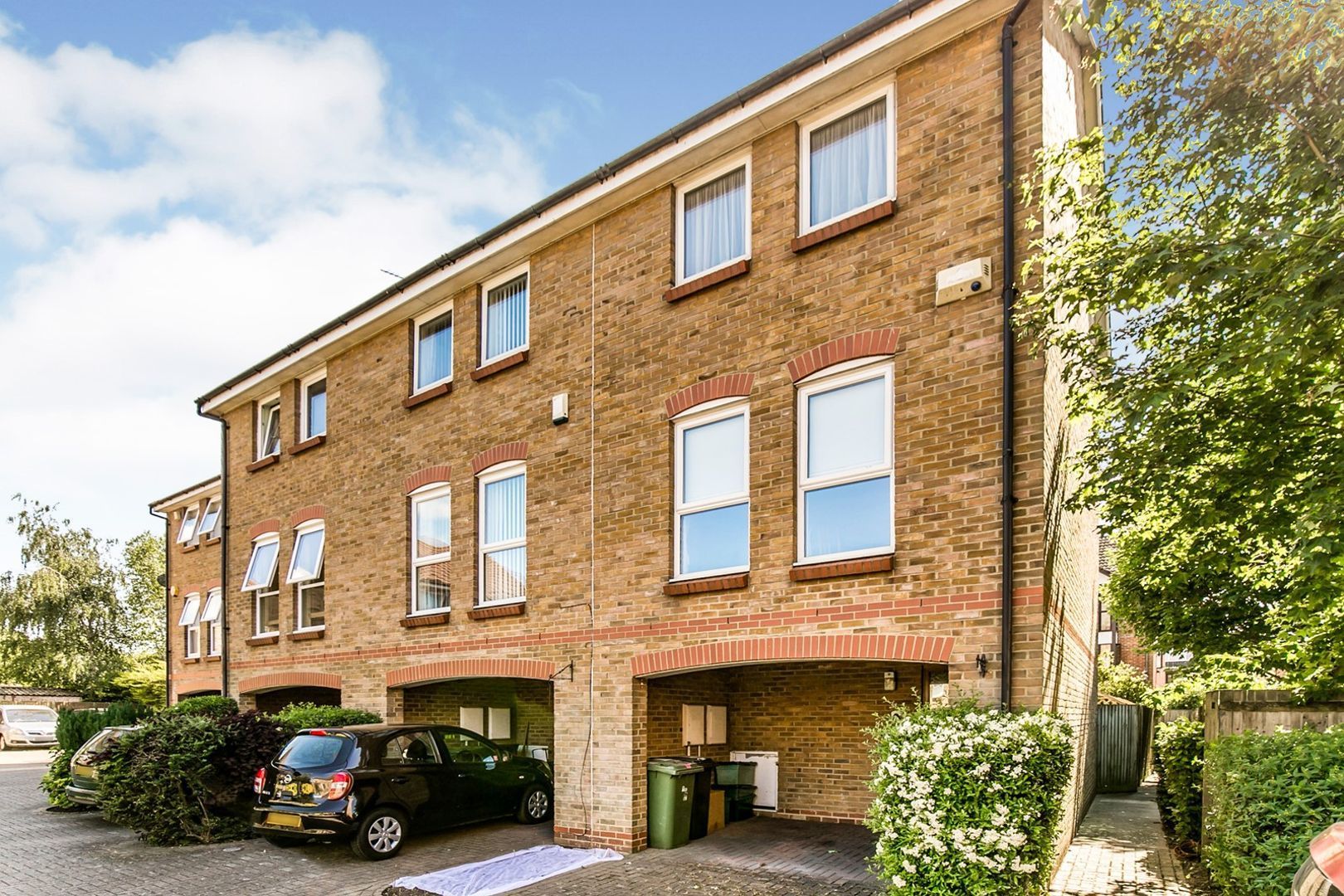 3 bedroom end of terrace house for sale, Farriers Road, Epsom KT, KT17 1LP