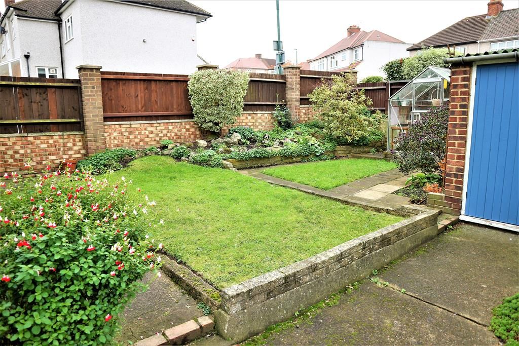 3 bedroom semidetached house for sale, Pinnacle Hill, Bexleyheath, DA7 6AG