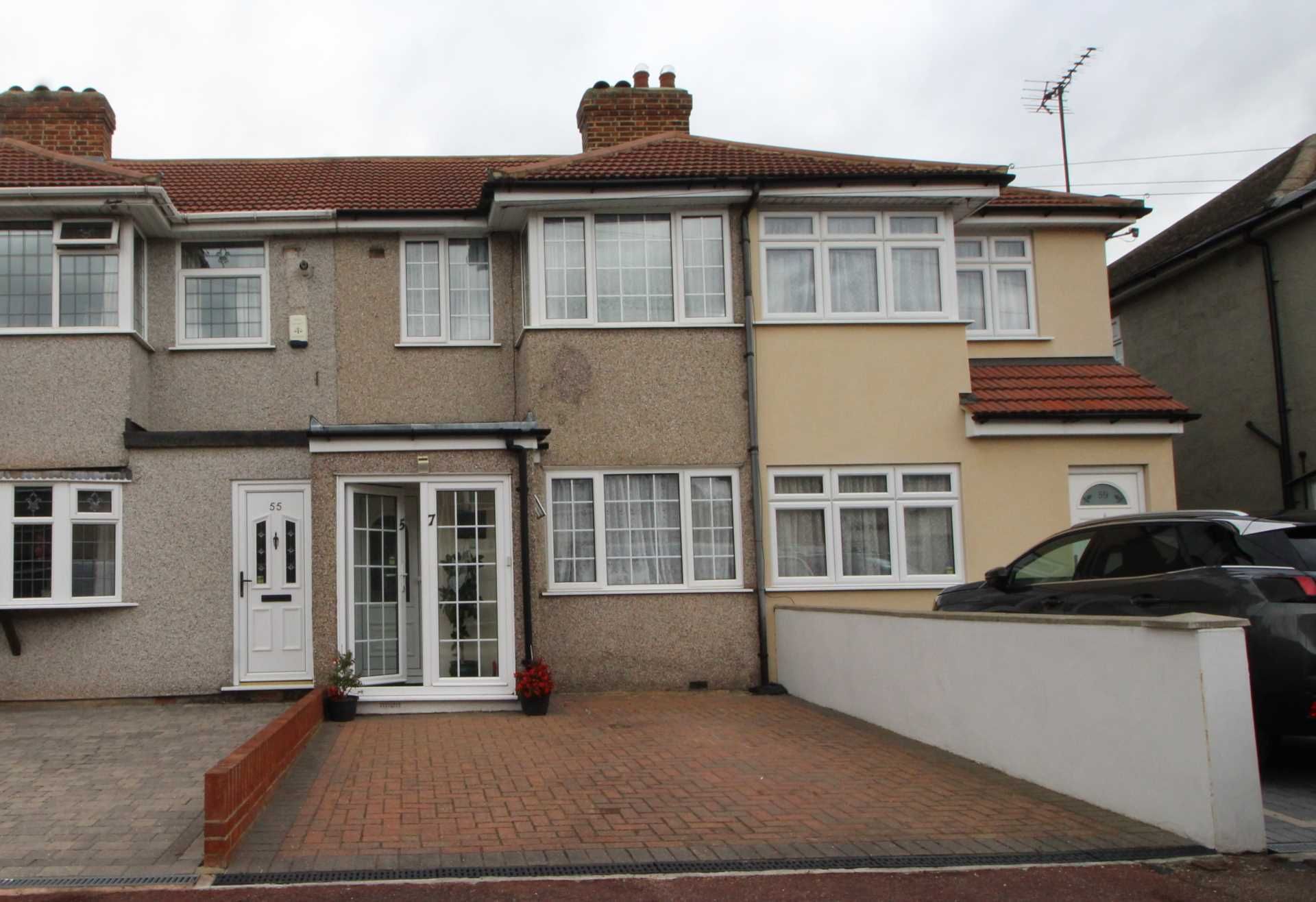 3 Bedroom Terraced House For Sale First Avenue Dagenham Rm10 9au