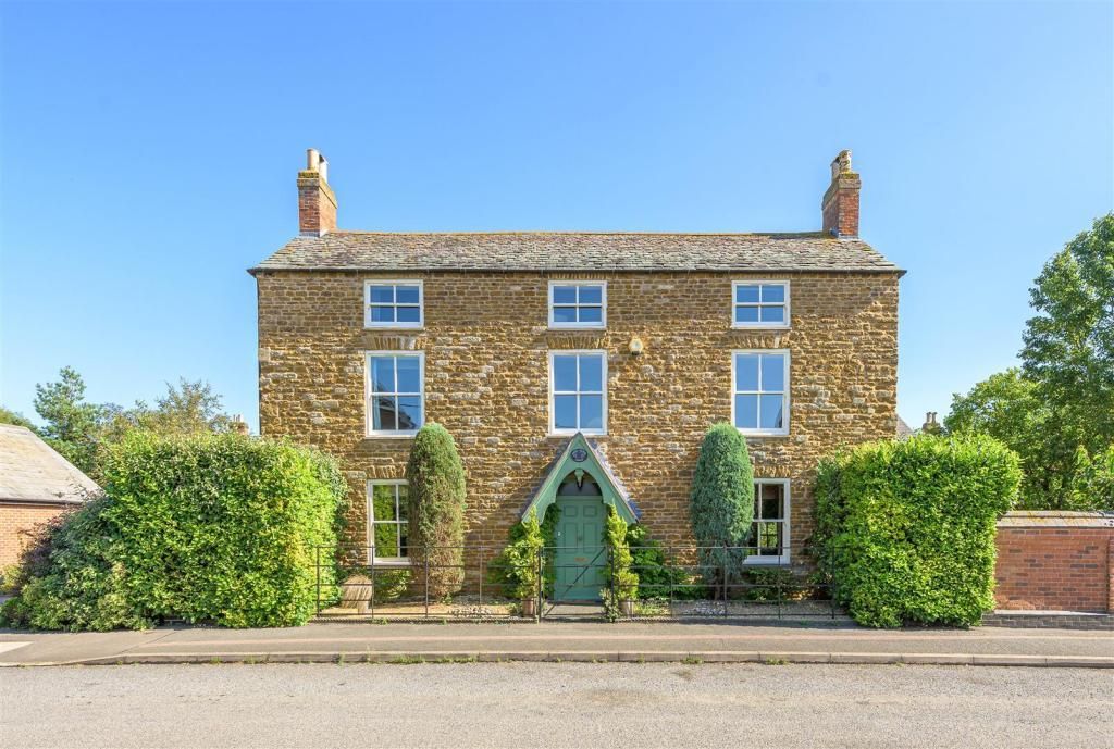 5 bedroom detached house for sale, Stapleford Road, Whissendine