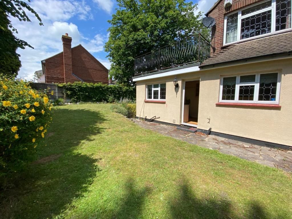3 bedroom detached house to rent, High Road, Rayleigh, SS6 7AA