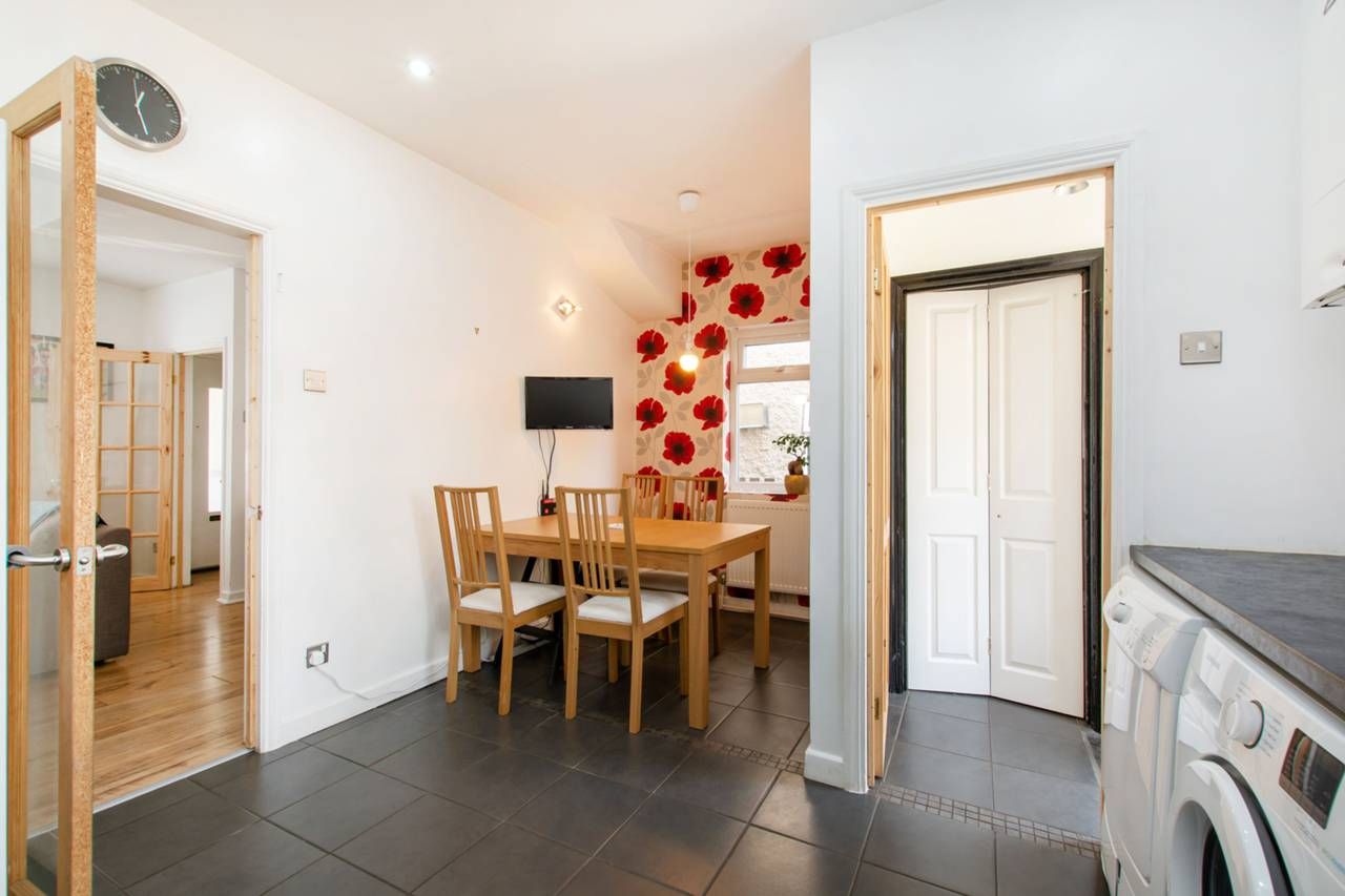 2 bedroom semidetached house to rent, Stanley Road, Carshalton Beeches, SM5 4LP