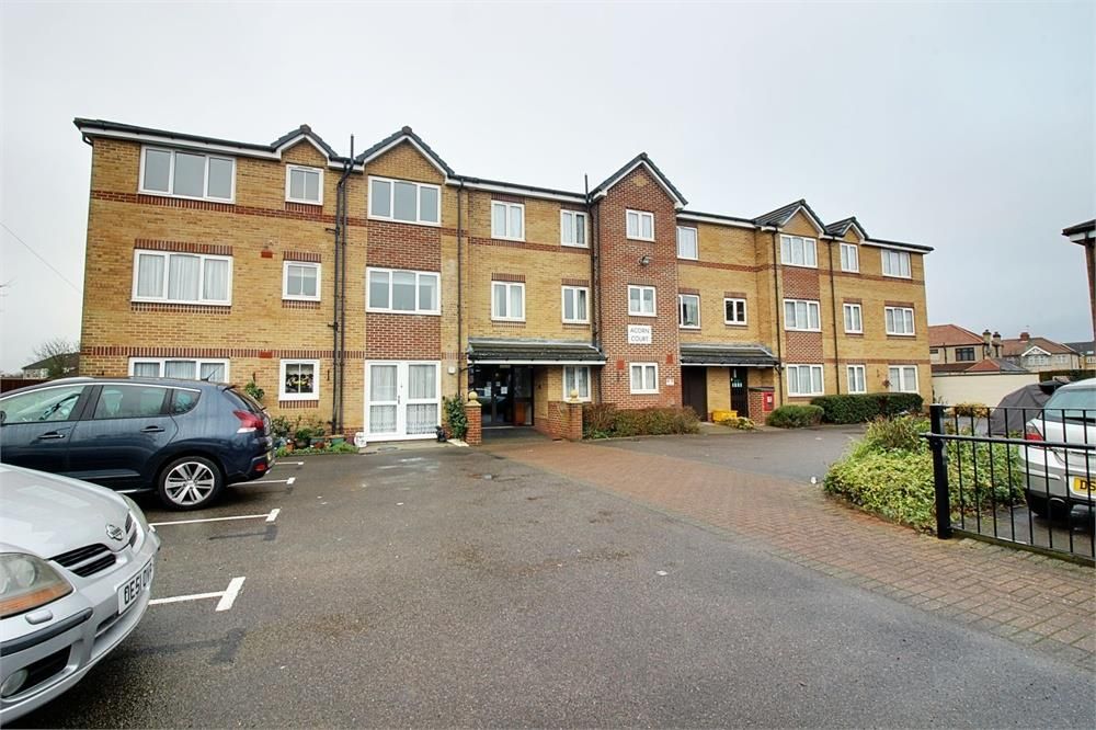 1 bedroom flat for sale, High Street, Cheshunt, Waltham Cross EN, EN8 7GB