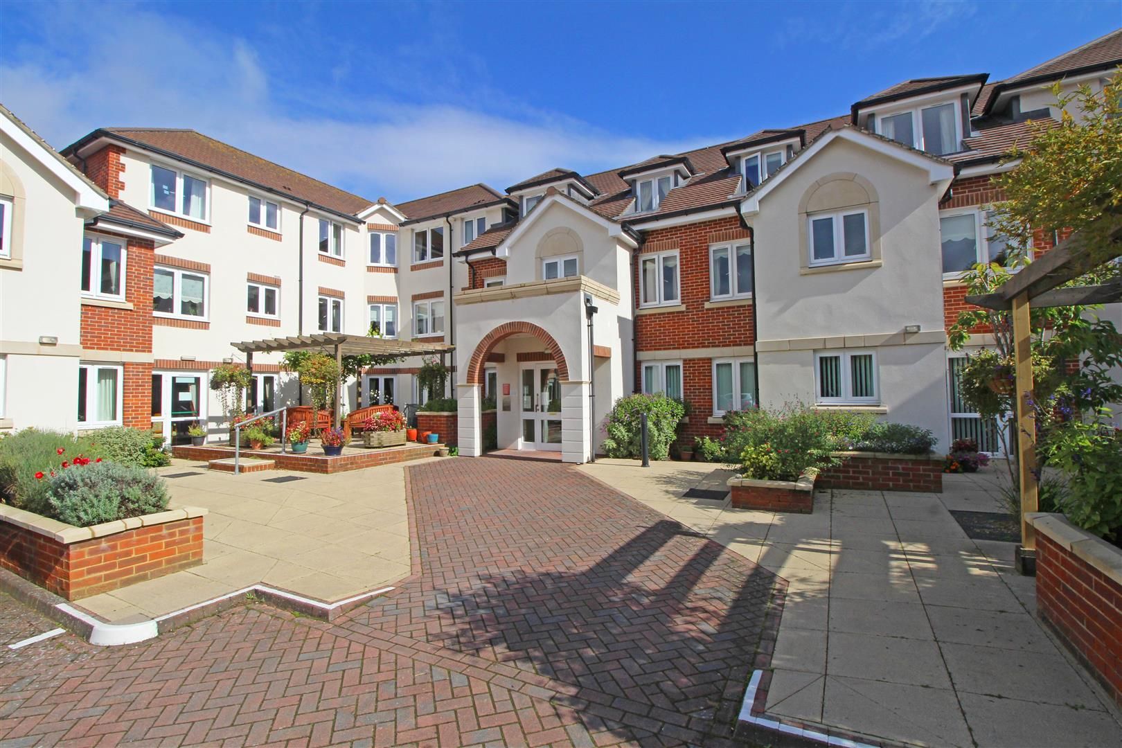 2 bedroom house for sale, Manton Court, Kings Road, Horsham, West