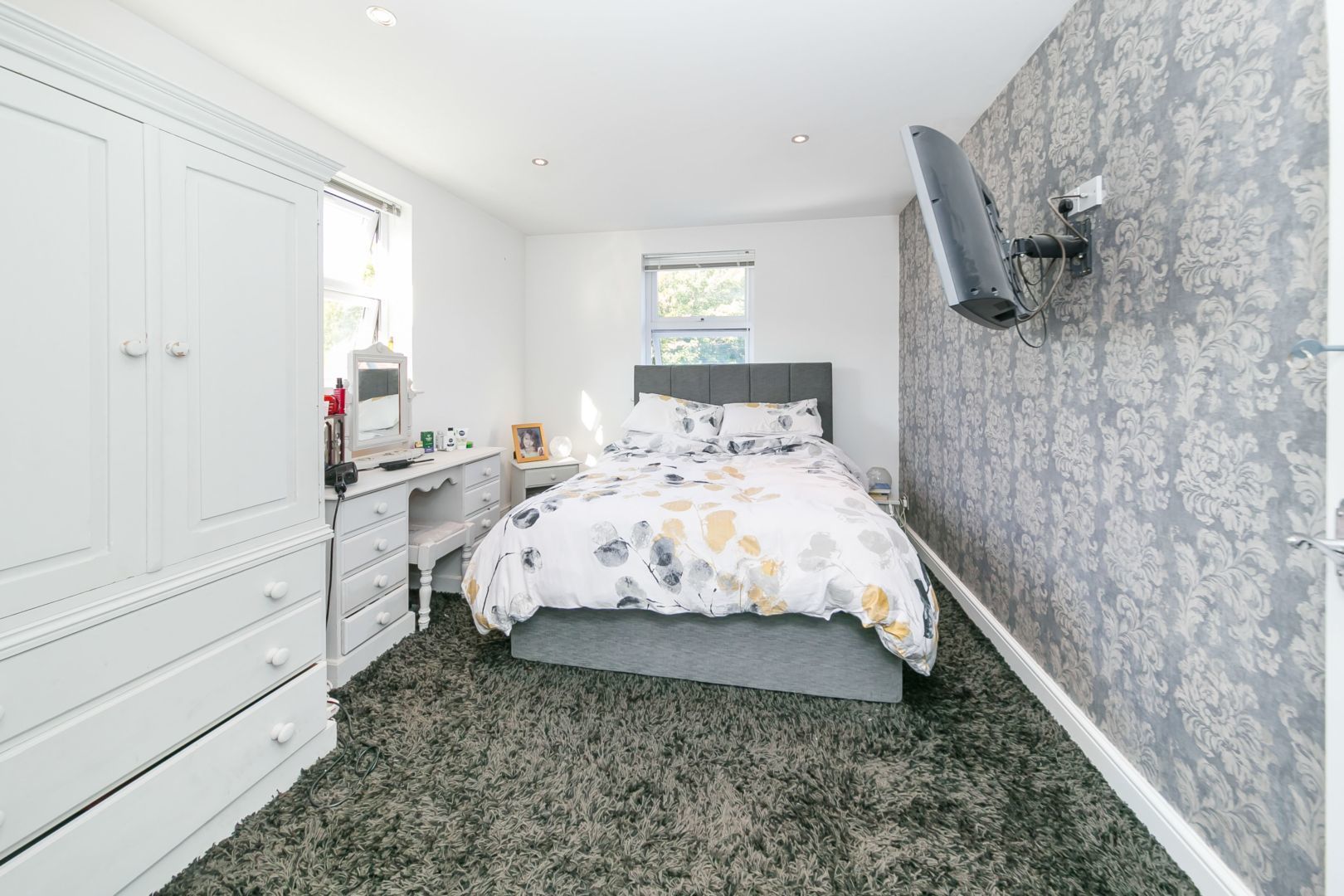 3 bedroom semidetached house for sale, Valebridge Road, Burgess Hill RH, RH15 0RA