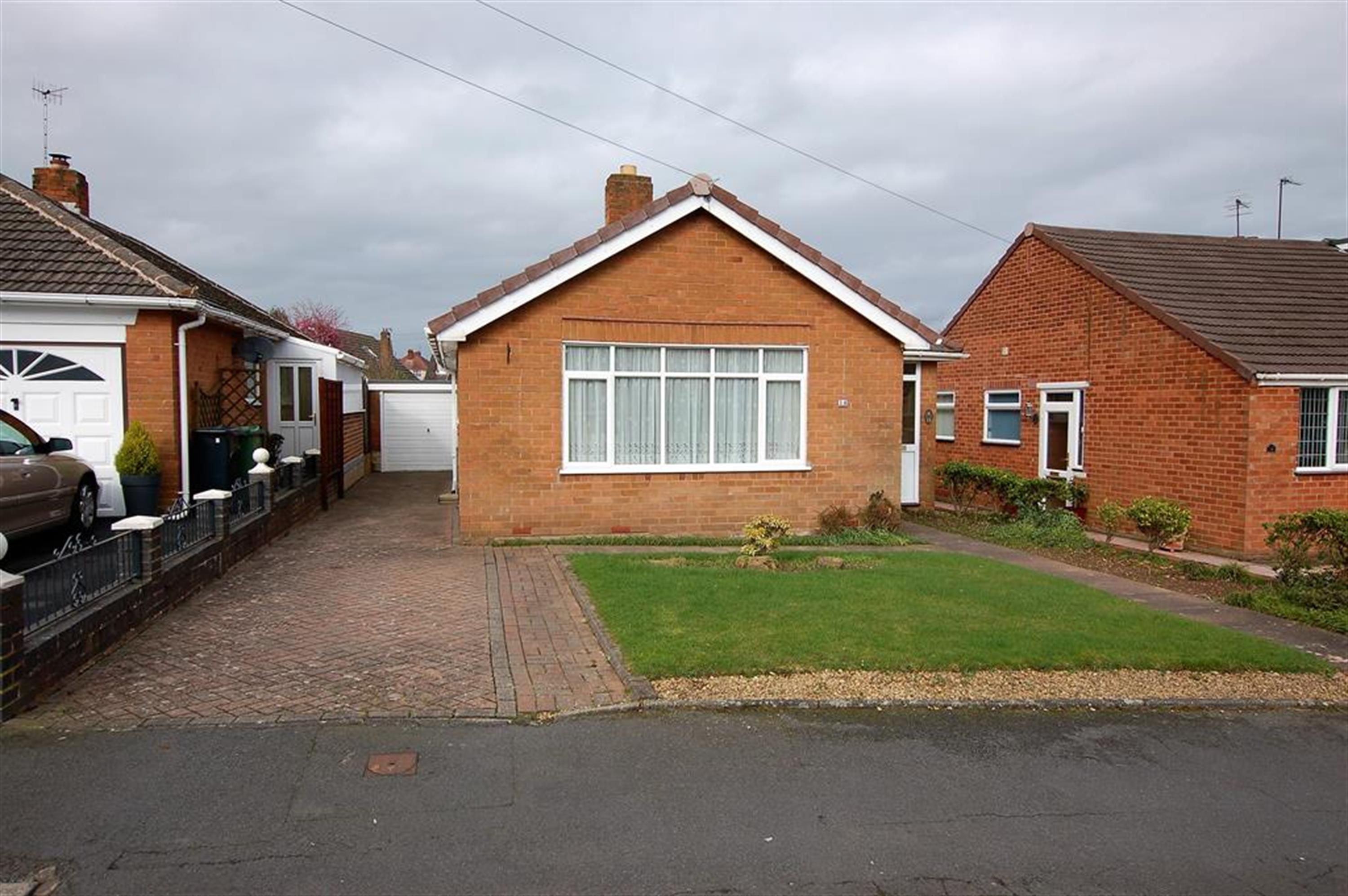 2 bedroom bungalow for sale, Hilldene Road, Kingswinford, DY6 9SR