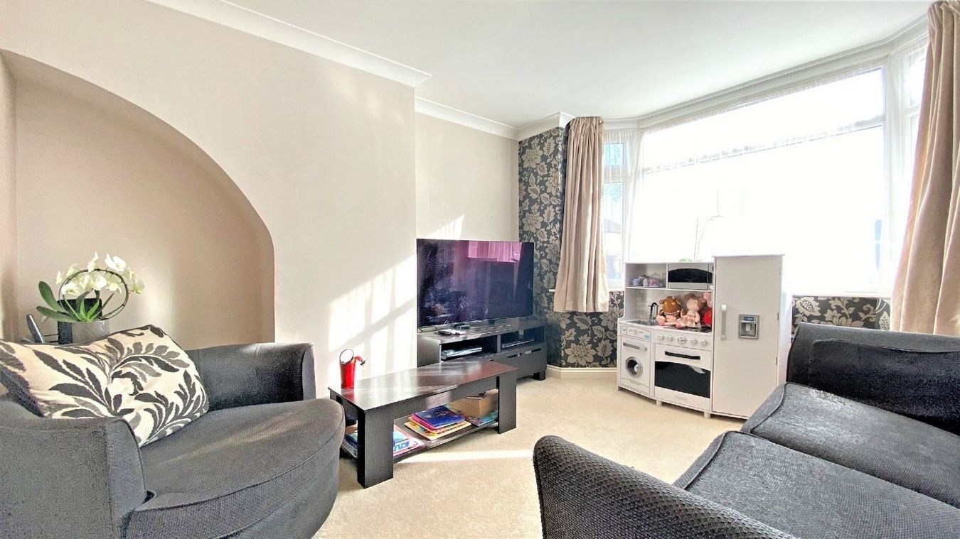 3 bedroom semidetached house for sale, Windsor Avenue, Hillingdon