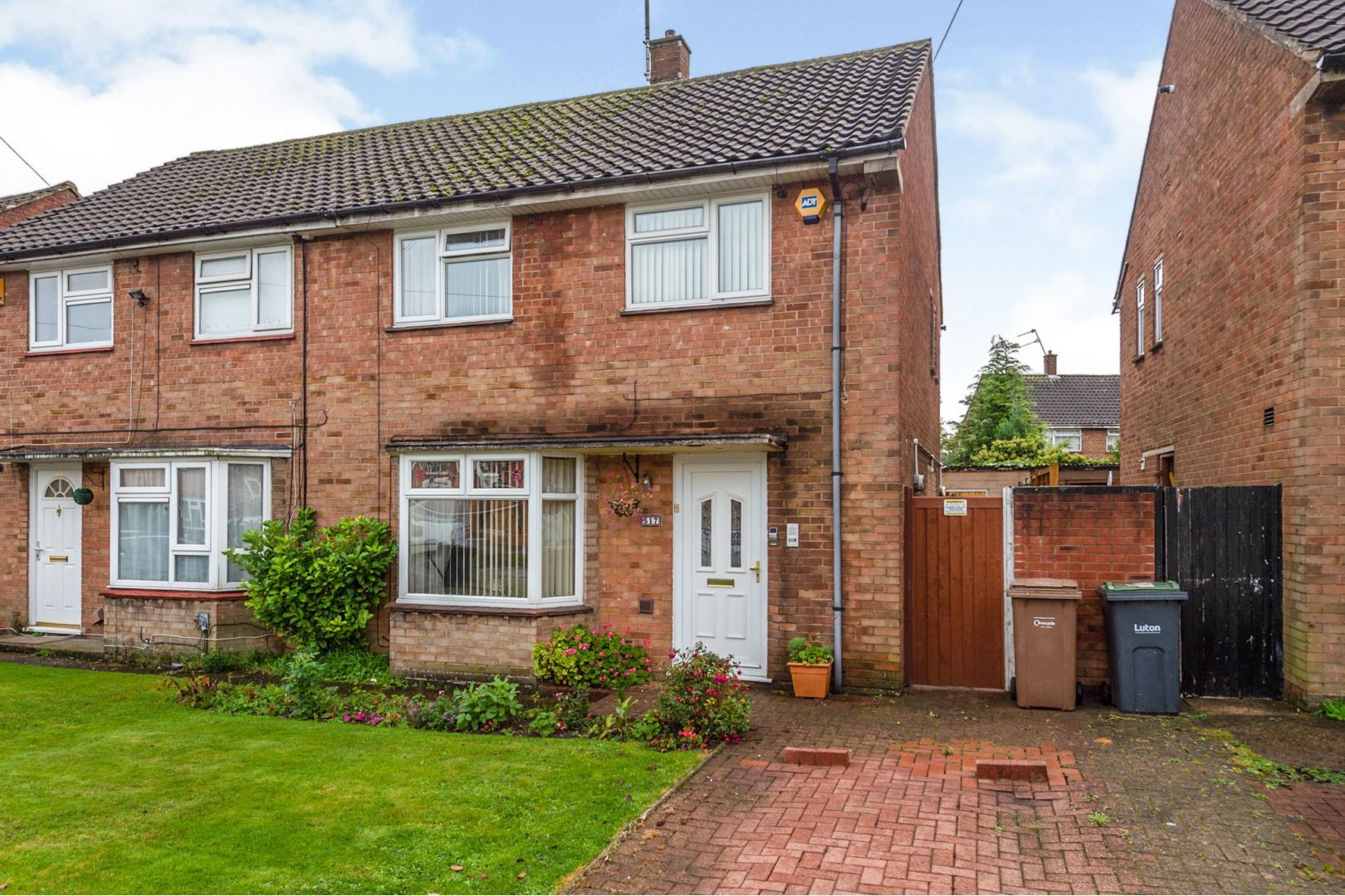 3 bedroom semidetached house for sale, Leagrave High Street, Luton LU