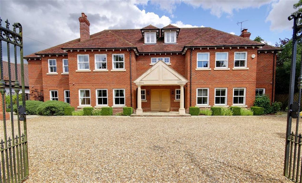 6 bedroom detached house to rent, The Ridgeway, Cuffley, Potters Bar EN