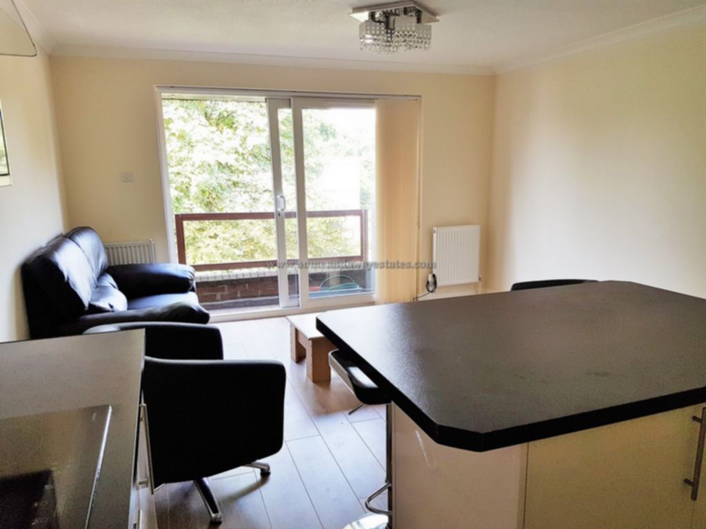 3 Bedroom Flat To Rent Vicarage Court Holden Road North