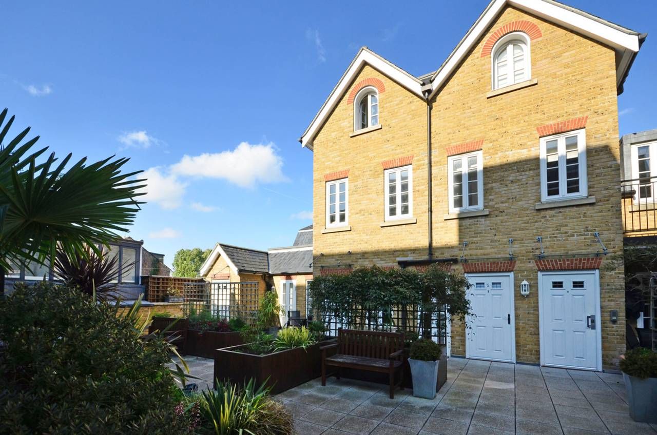 2 bedroom flat for sale, Hampton Court Mews, Hampton Court, KT, KT8 9BT