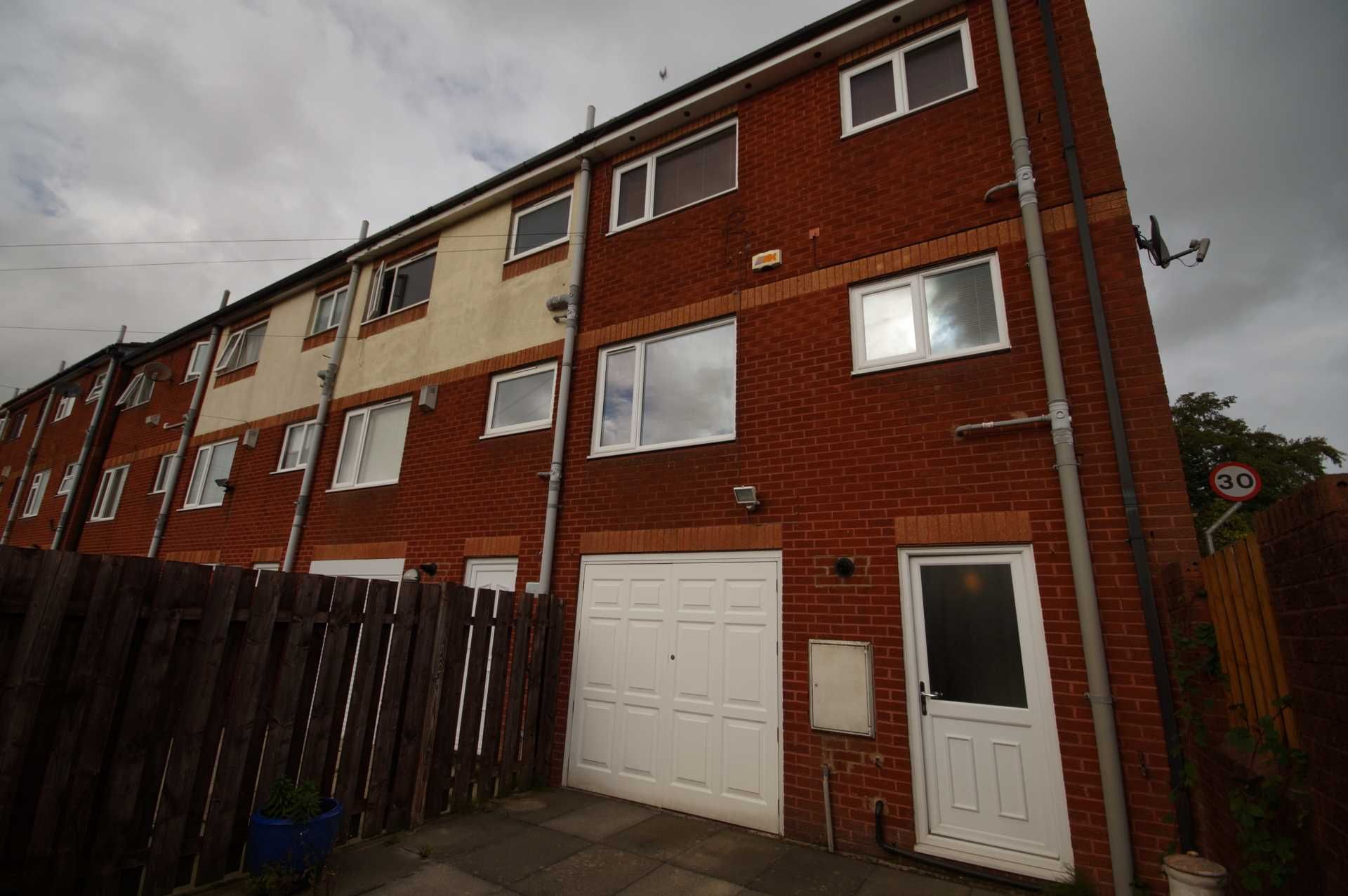 3 bedroom semidetached house to rent, Chorley New Road, Bolton, BL6 6EX