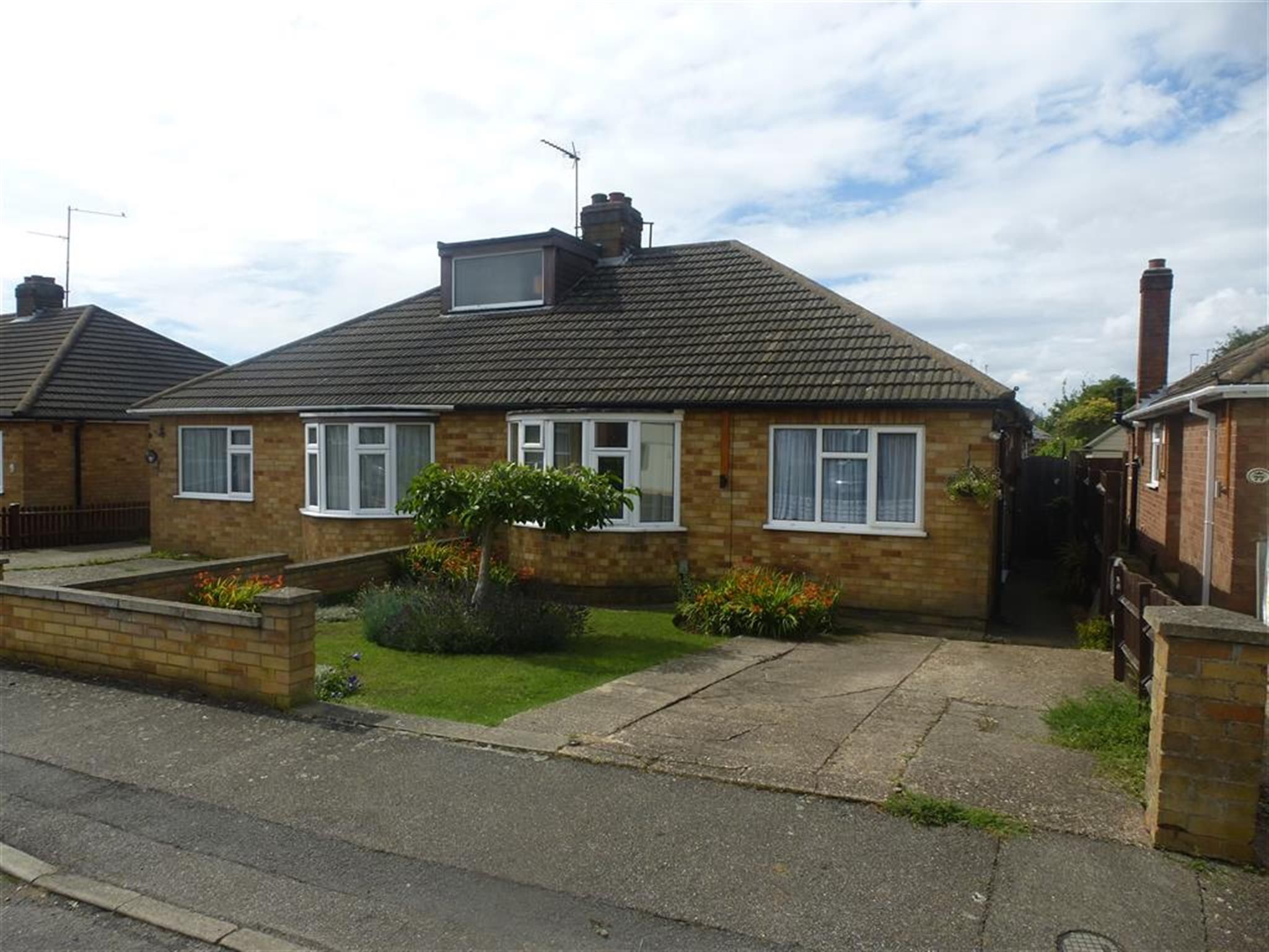 3 bedroom semidetached bungalow for sale, Oxford Street