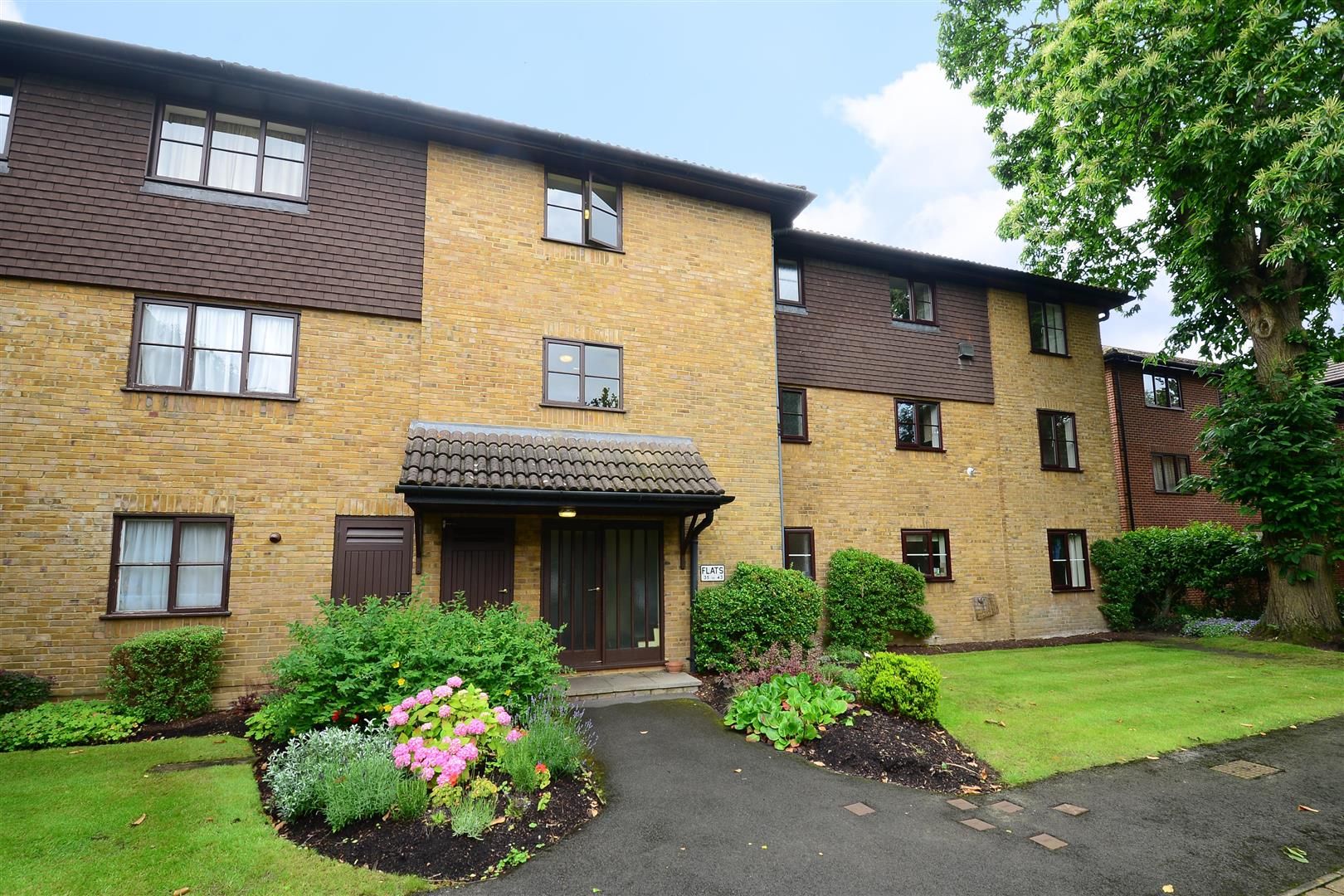 1 bedroom flat for sale collingwood place walton on thames surrey kt12 1lu