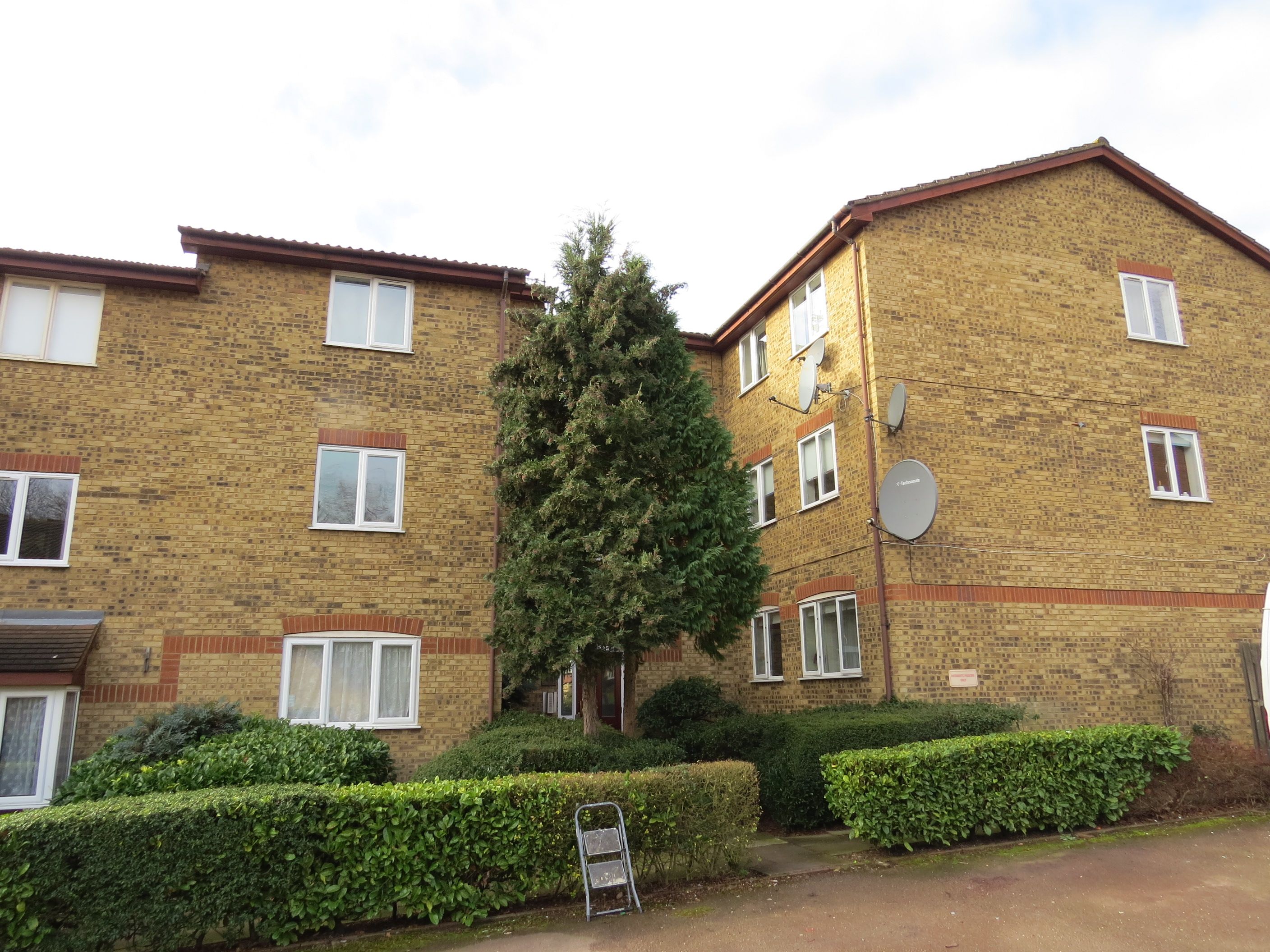 2 bedroom flat to rent, Greenway Close, Friern N, London, N11 3NR