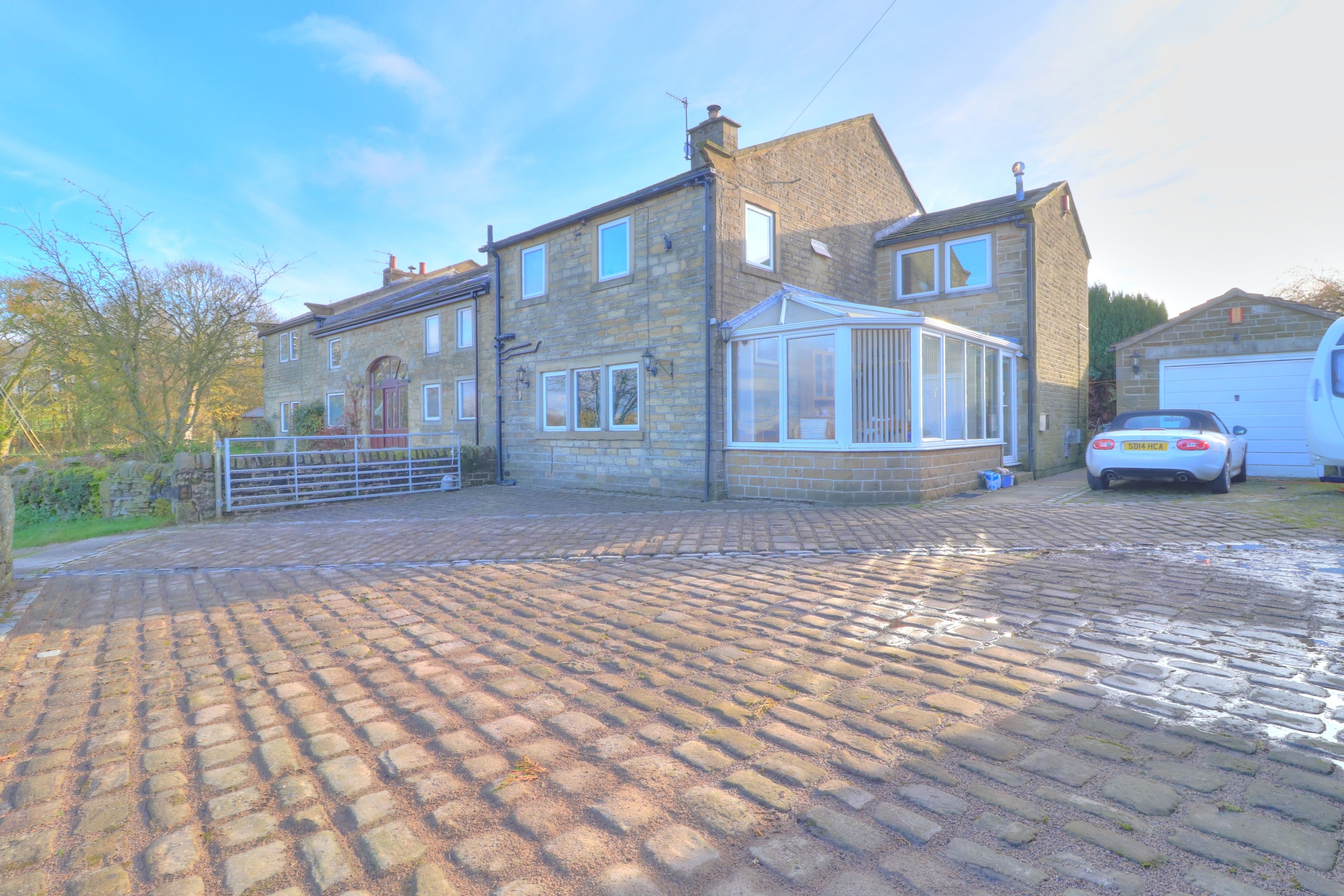 4 bedroom detached house for sale, Manywells Brow, Cullingworth