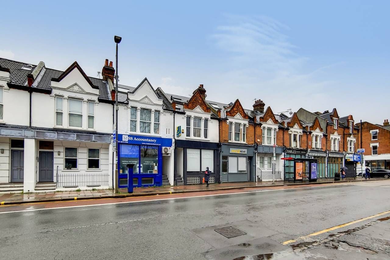 2 bedroom flat to rent, Garratt Lane, Earlsfield, SW, SW18 4DX ...