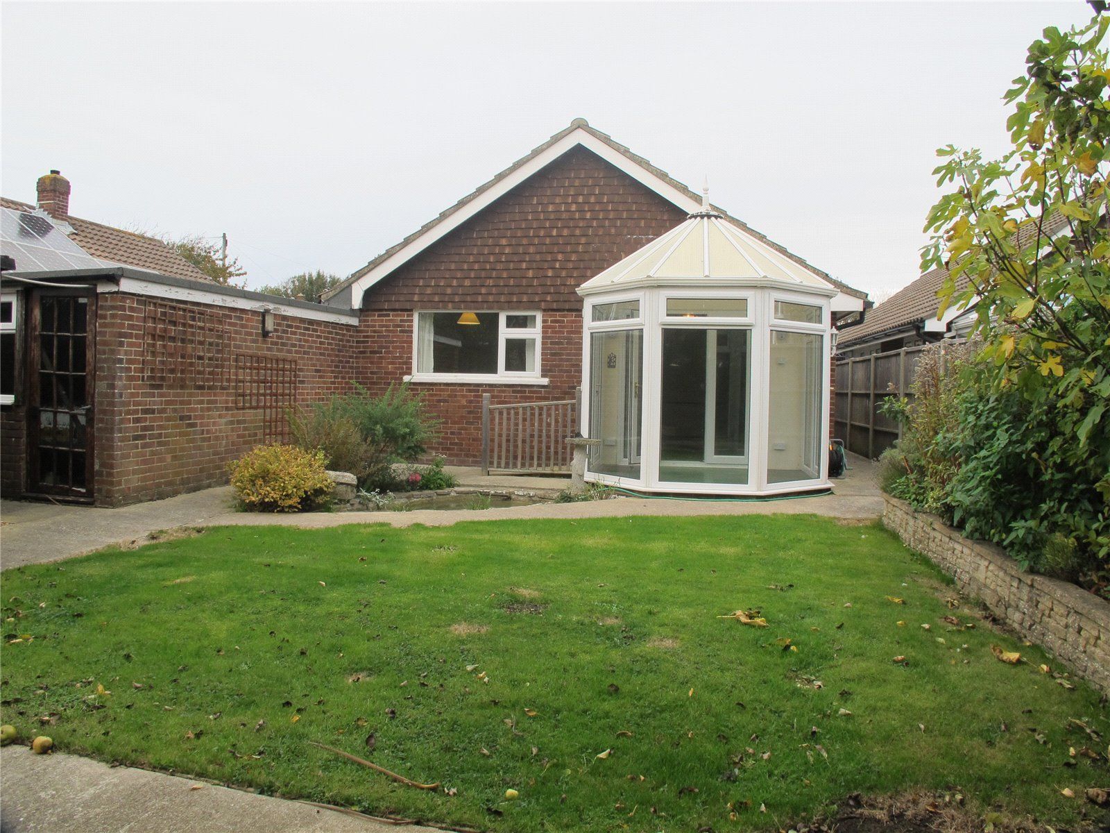 2 bedroom bungalow for sale, Warwick Close, Leeonthesolent, PO13 9AZ