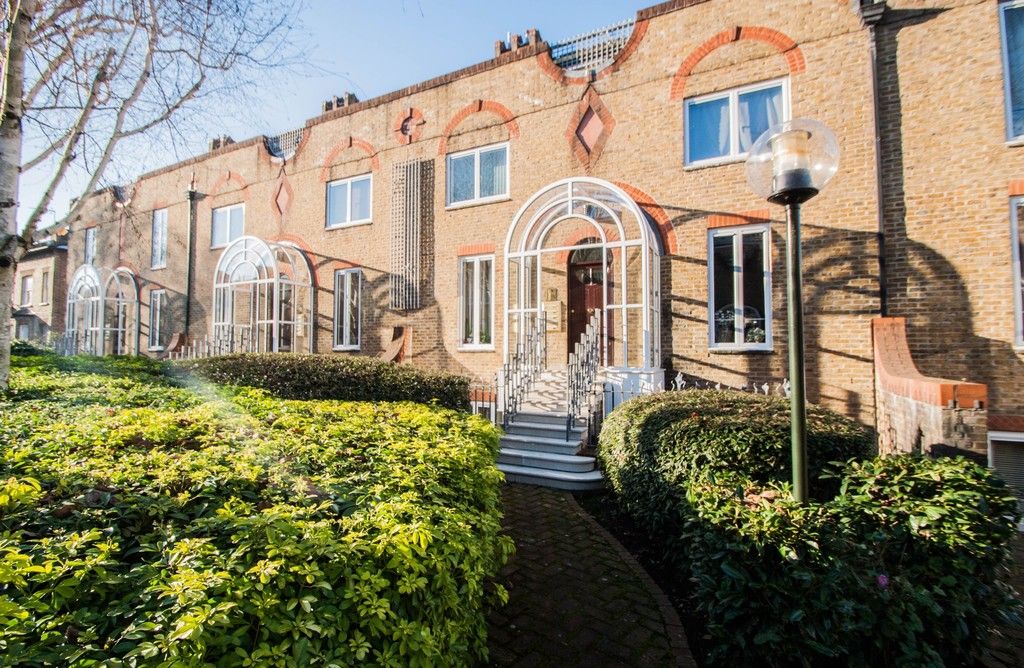 1 Bedroom Flat To Carillon Court Ealing W West