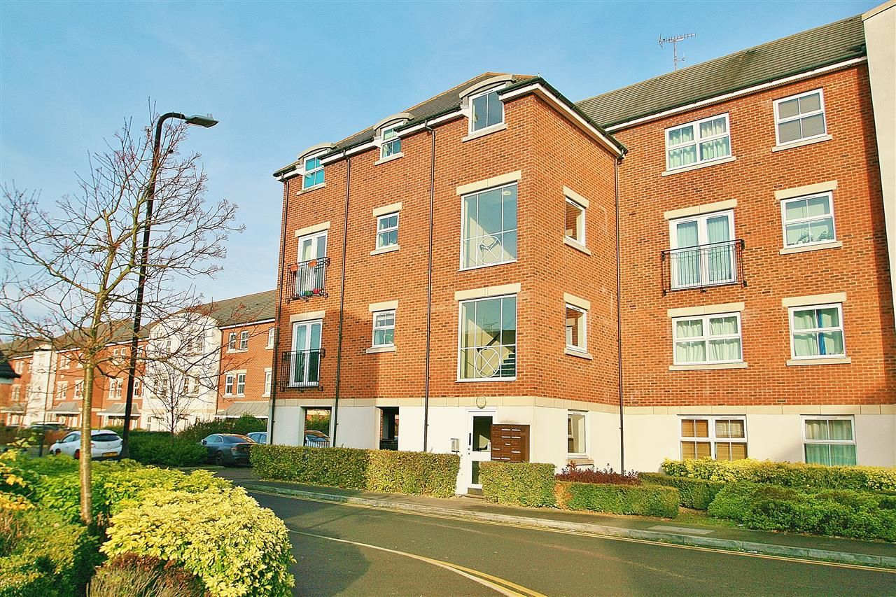 2 bedroom flat to rent, Tobermory Close, Langley, Slough ...